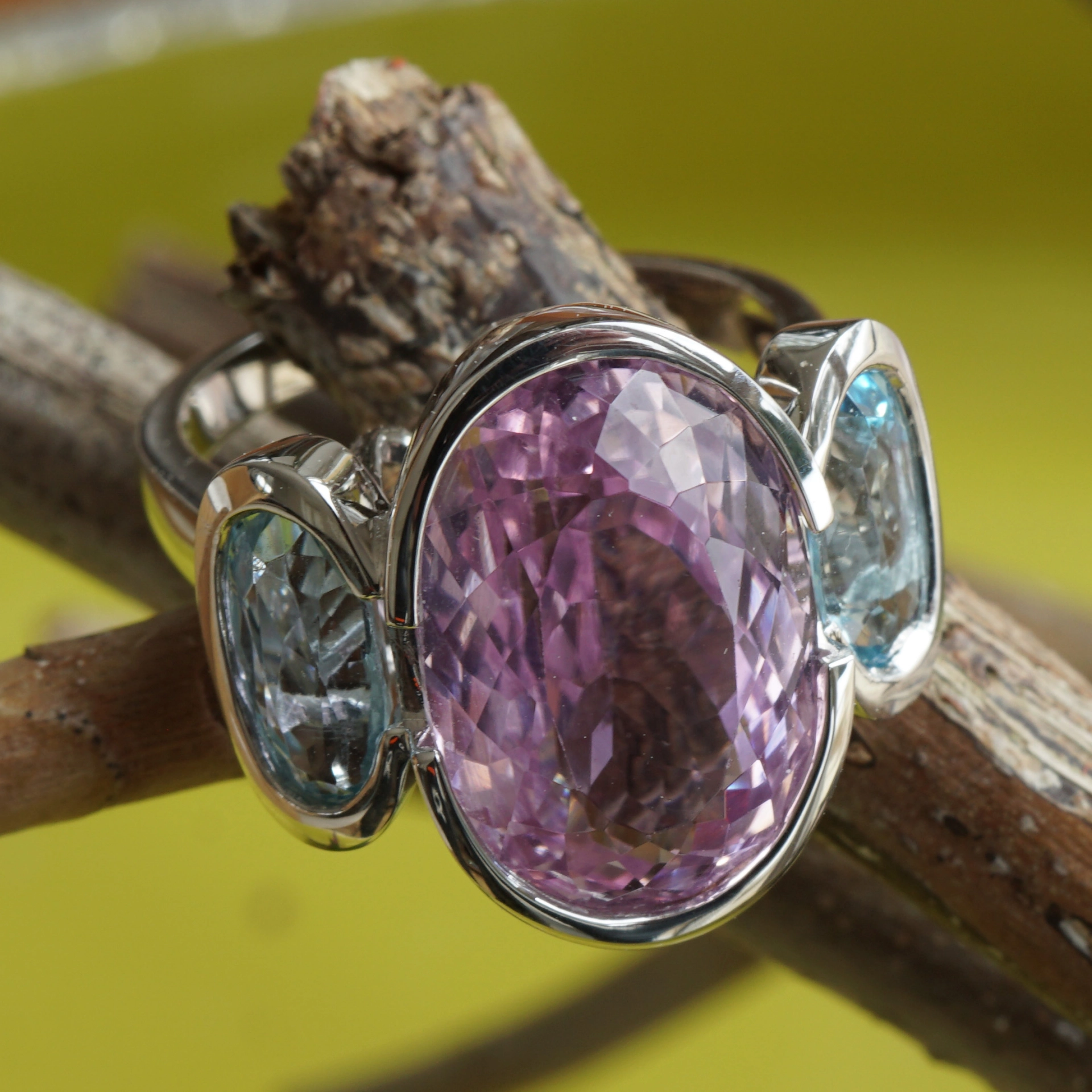 Kunzite Aquamarine Ring 11.76 ct 1.96 ct in 750 Whitegold Baby Colors