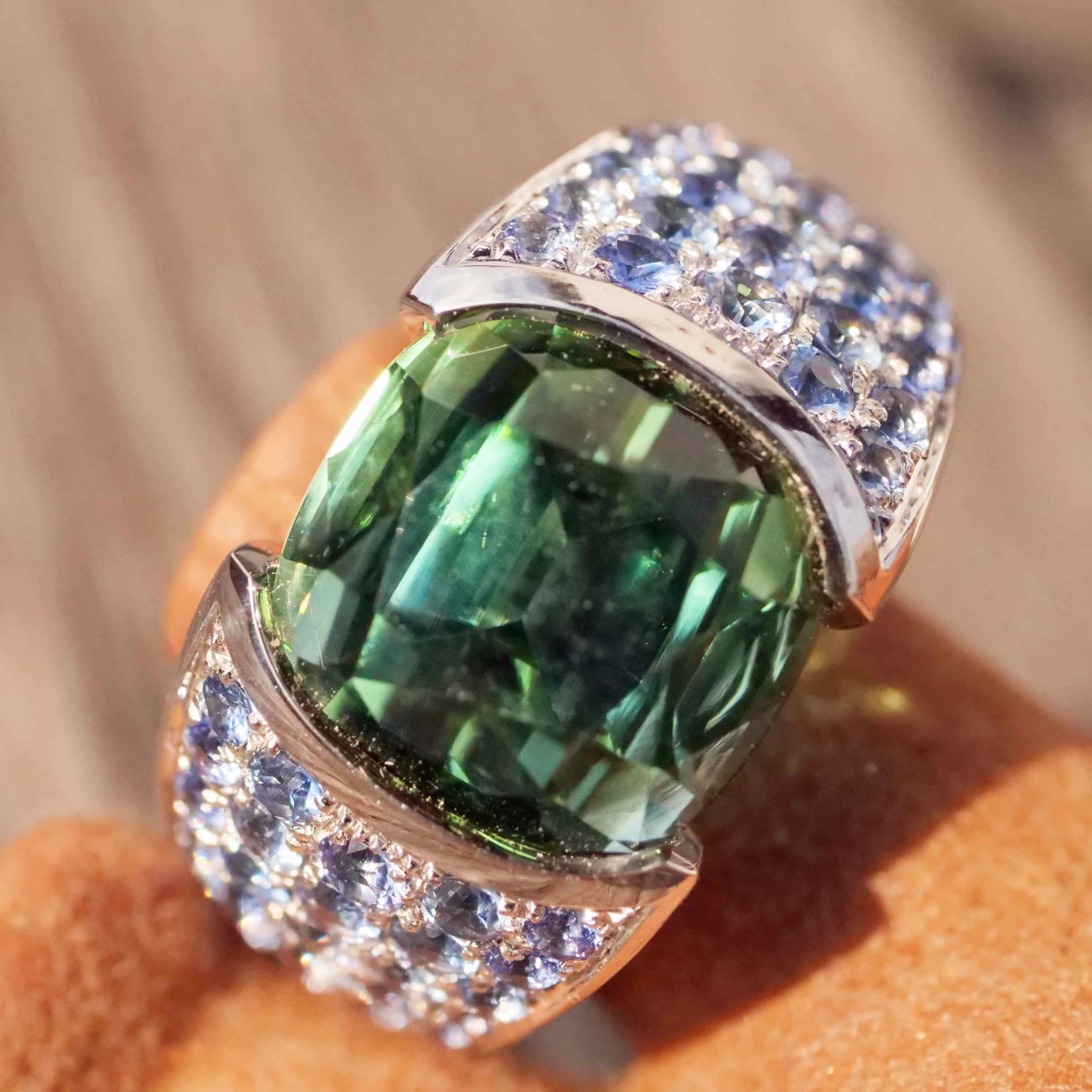 Lagoon Green Turmalin Saphire Brilliant Ring 18kt Whitegold Afghanistan AAA+ 