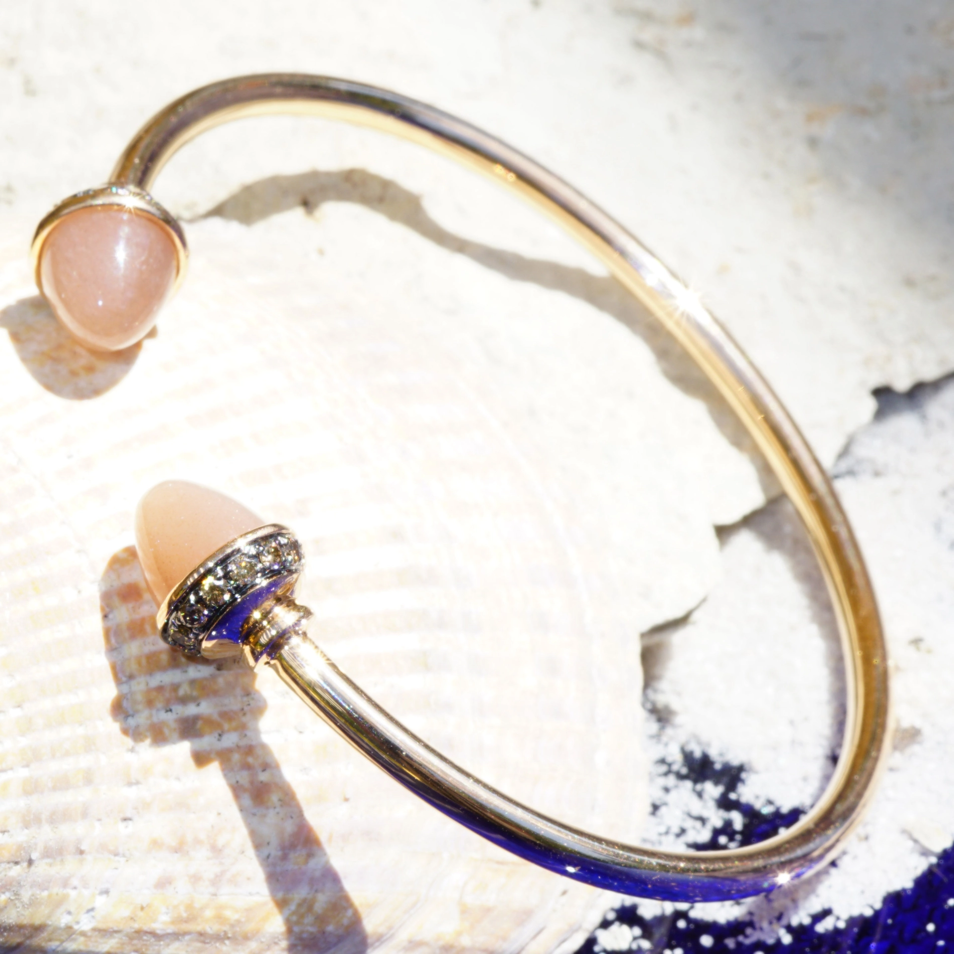Moonstone and light brown Diamond Bracelet 18 kt Rosegold 5.80ct ...what a combination!