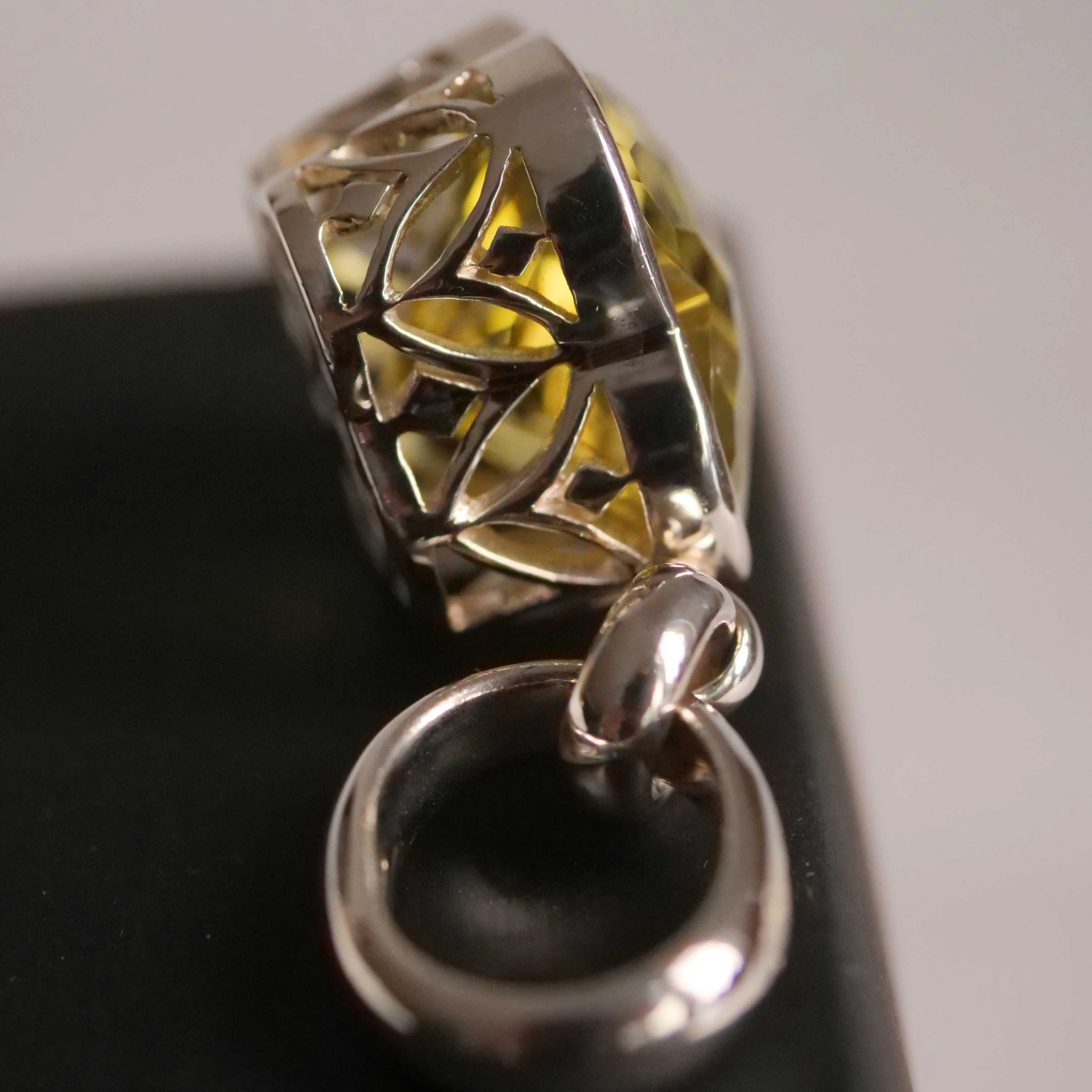Chilango Pendant Diamond BR Honey Cut with Lemon Quarz cool neon Yellow Color