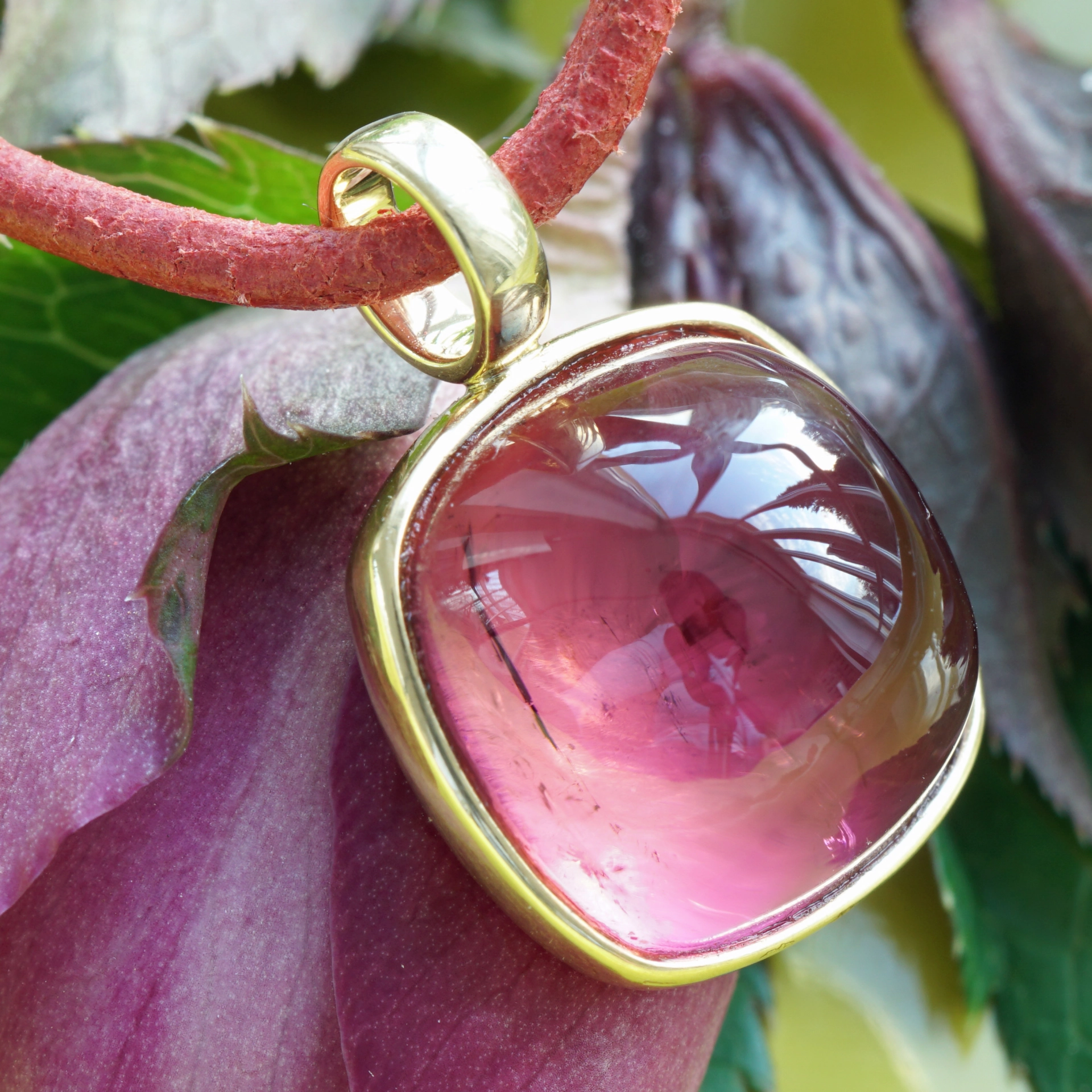 Turmalin Anhänger 750er Gelbgold 10.29 ct  AAA+ HIBISKUSROT Cabochon im Antikschliff