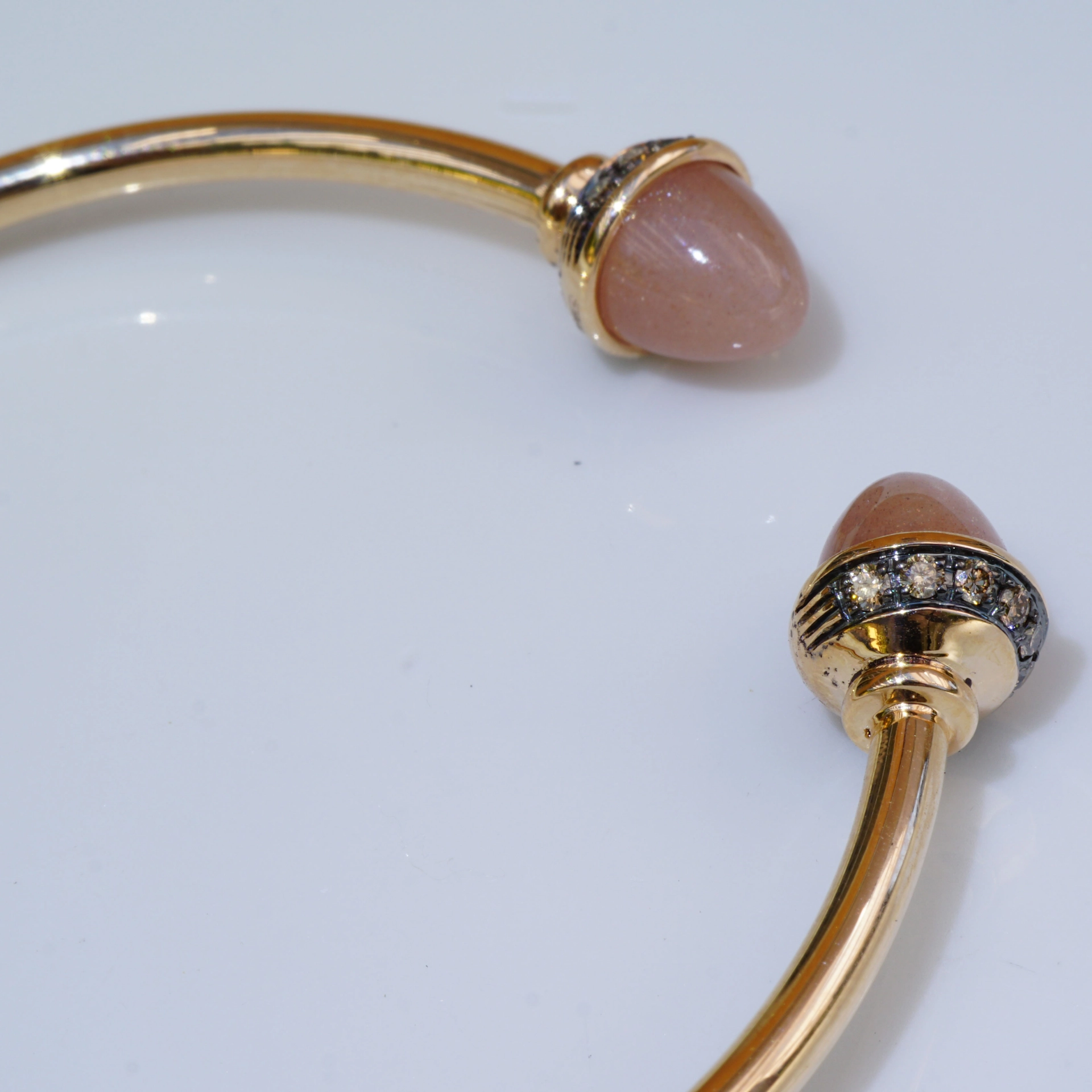 Moonstone and light brown Diamond Bracelet 18 kt Rosegold 5.80ct ...what a combination!