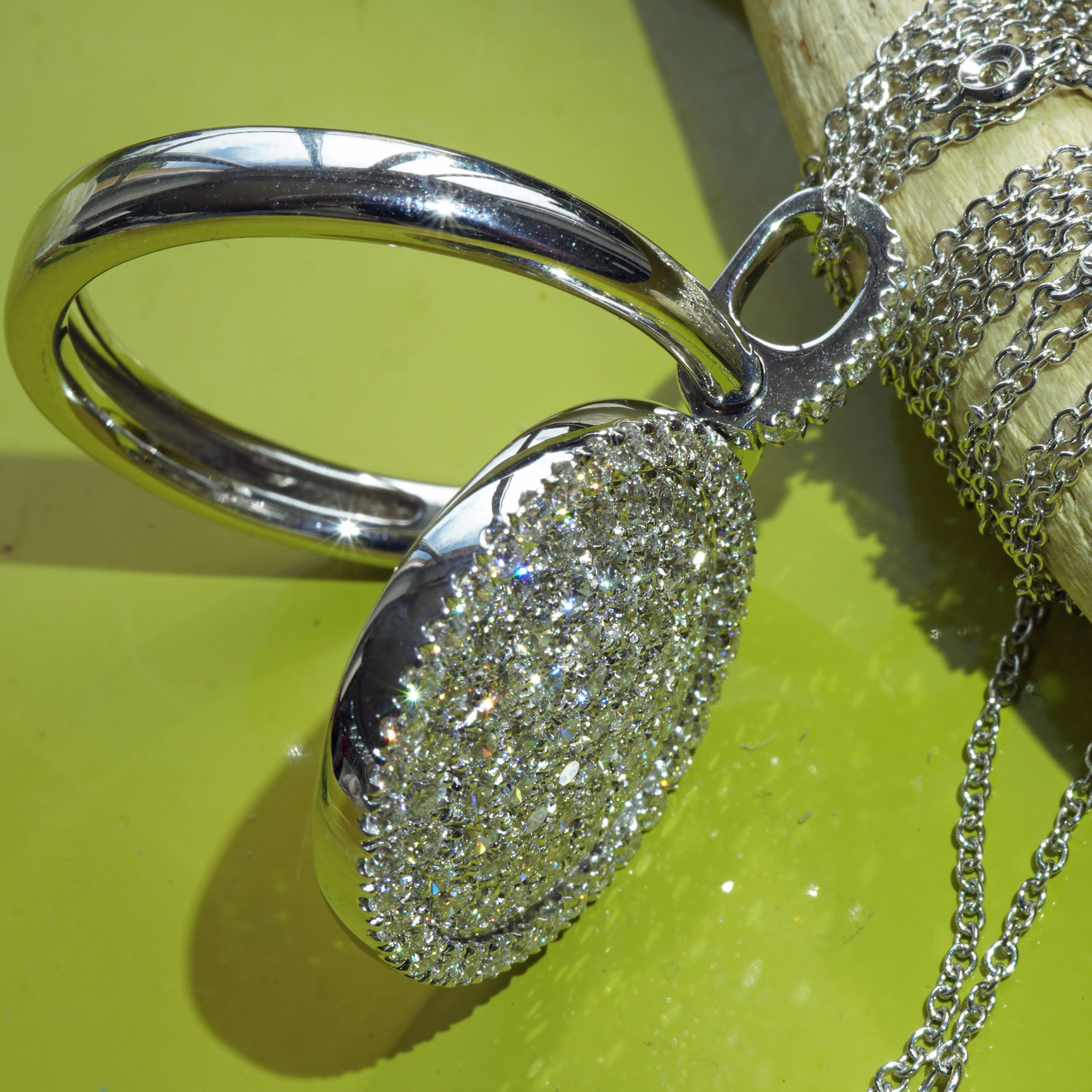 High Quality of Diamonds and a Special Workmanship makes a marvelous Piece of Jewelry