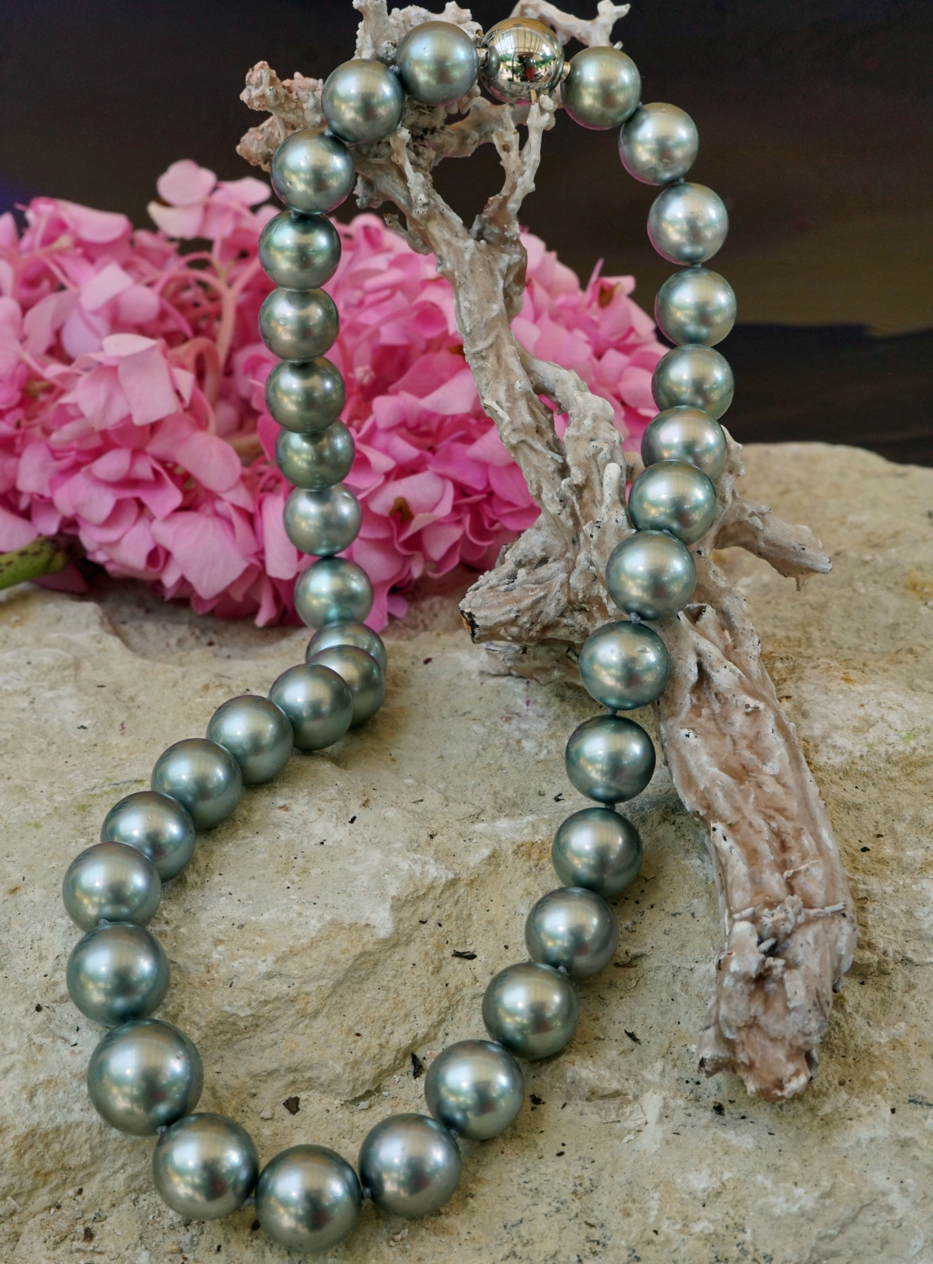 Tahiti Zucht Perl Collier AAA+ Grau Grünlich 13,3-10,2 mm rund verlaufend