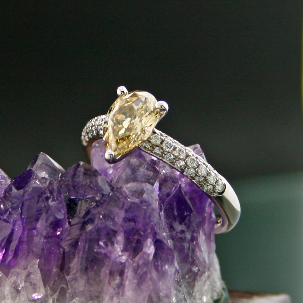 Diamant-Tropfen-1.58 ct-900er-Platin-Ring mit Besatzbrillanten-0.37 ct