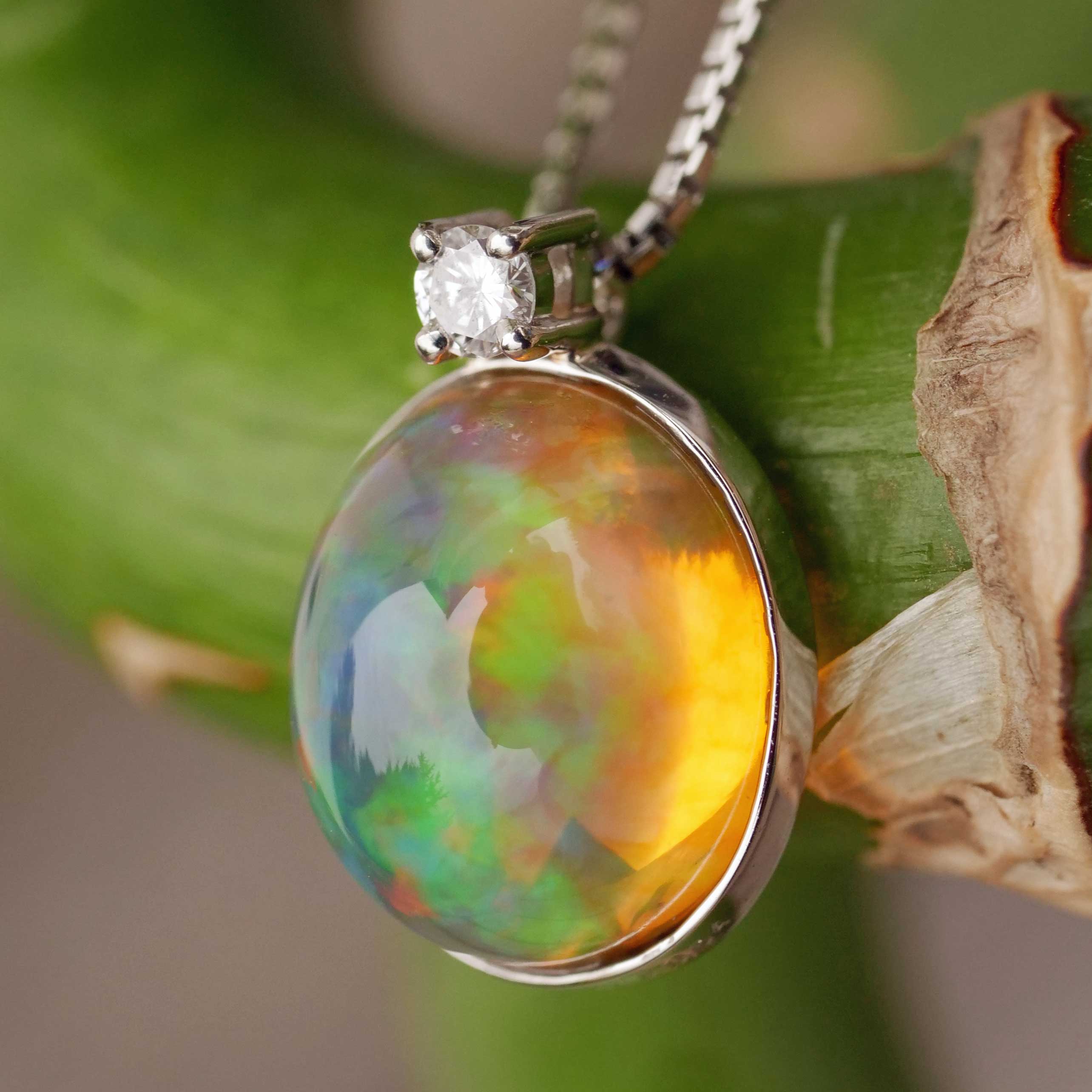 Opal Brilliant Pendant with Chain 900 Platinum 2.98 ct 0.04 ct Fantastic Play of Colors
