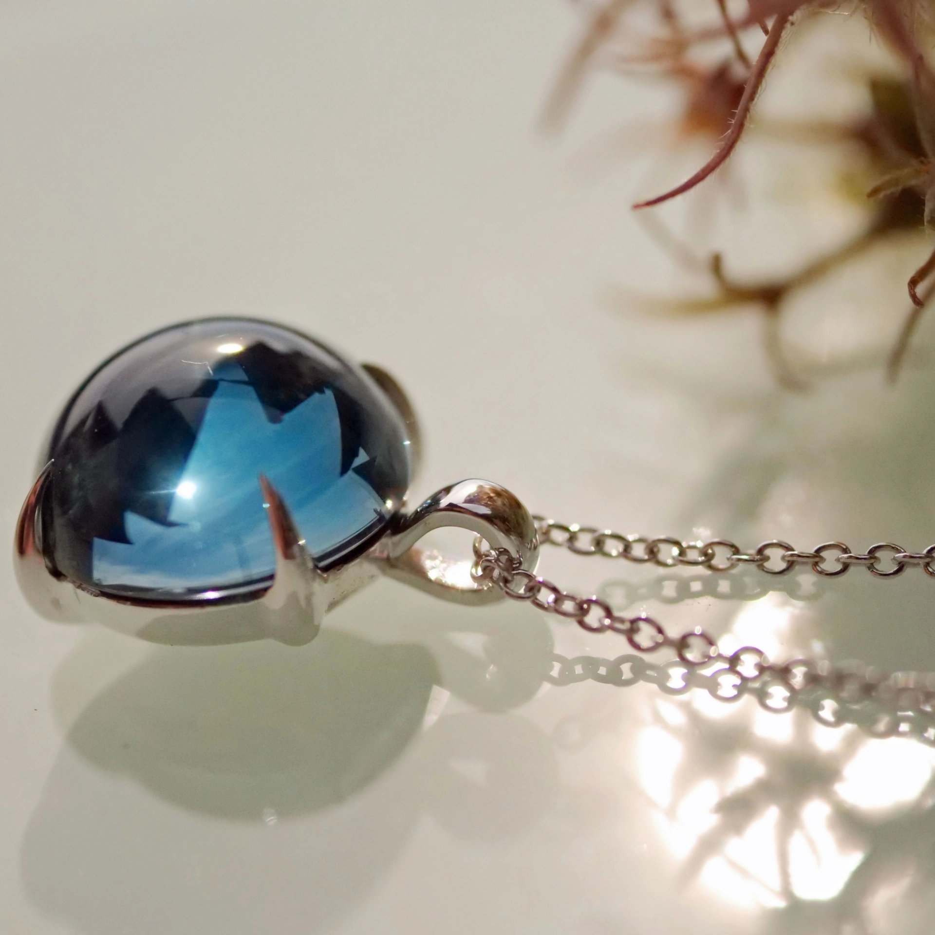 Blue Topaz Pendant with Chain 18 kt White Gold perfect floating Effect and cool Design