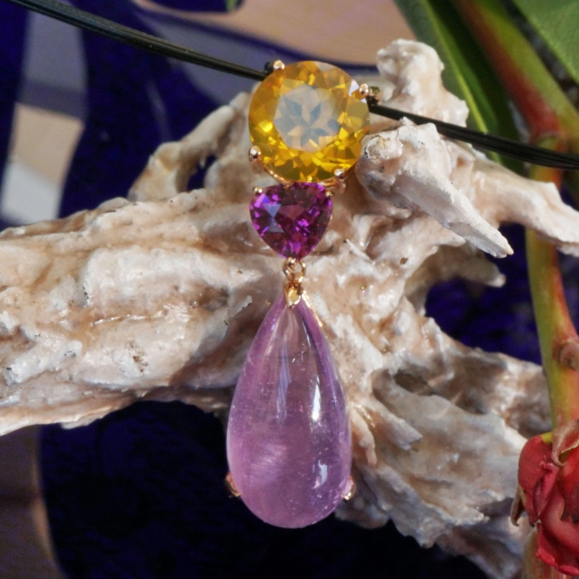 Violetter Granat Kunzit Feueropal Anhänger 750er Rosegold Flower Inspiration