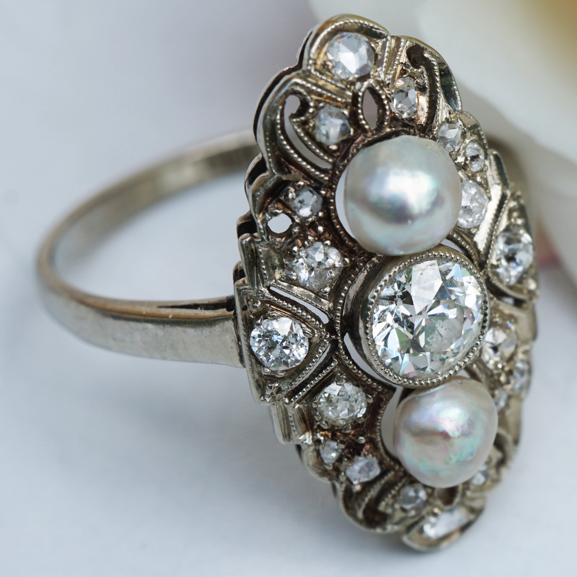 Art Deco Ring um 1930 Platin mit Orientperlen und Altschliffbrillanten und Diamantrosen