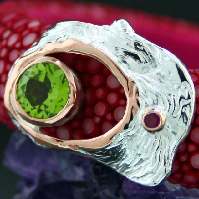 Peridot-rosa Saphir-Rochenleder-Armreif, 925/-Silber