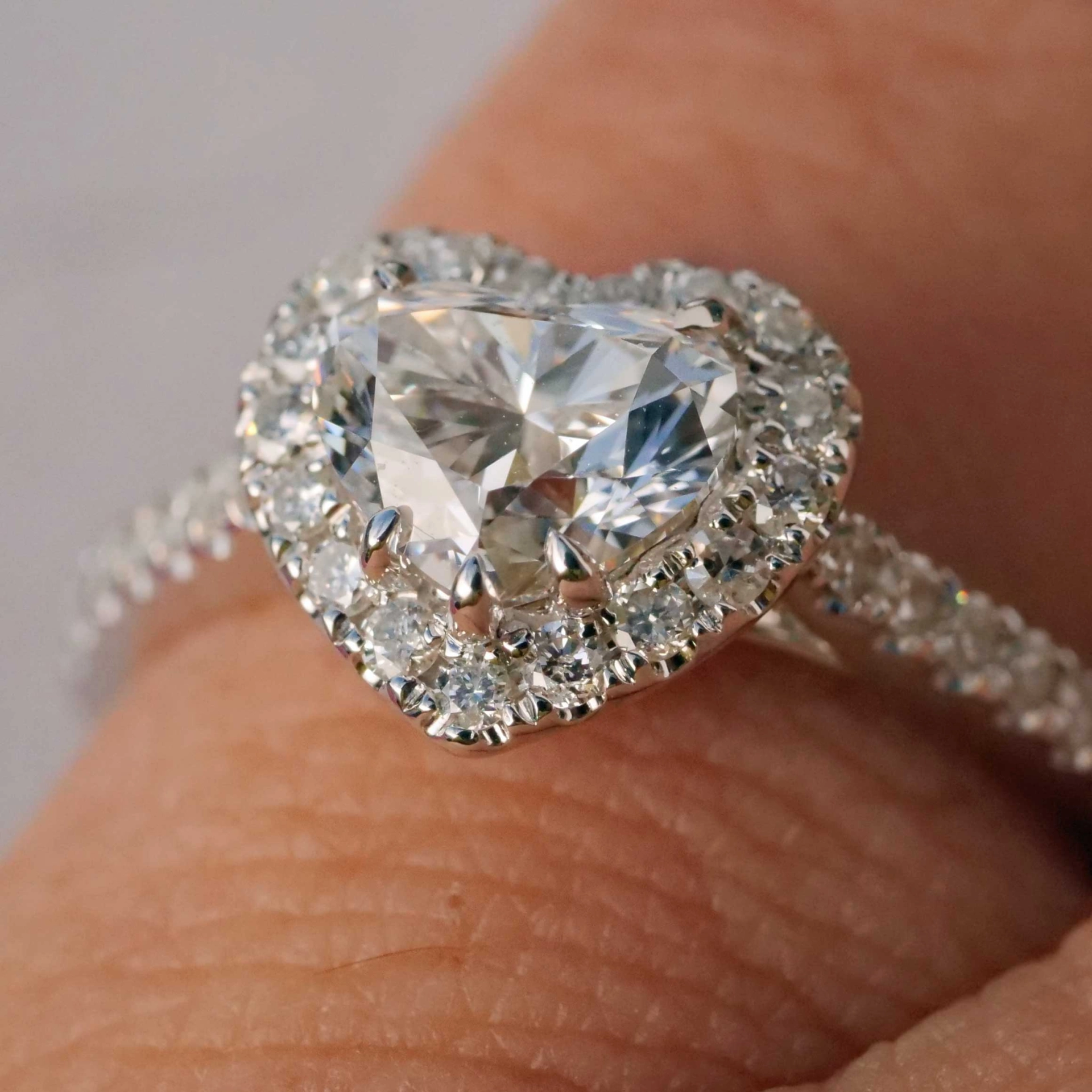 Ring 18 kt White Gold with Heart full cut brilliant approx. 1.00 ct, E (very fine white) / VVS2(very small inclusions), with GIA report