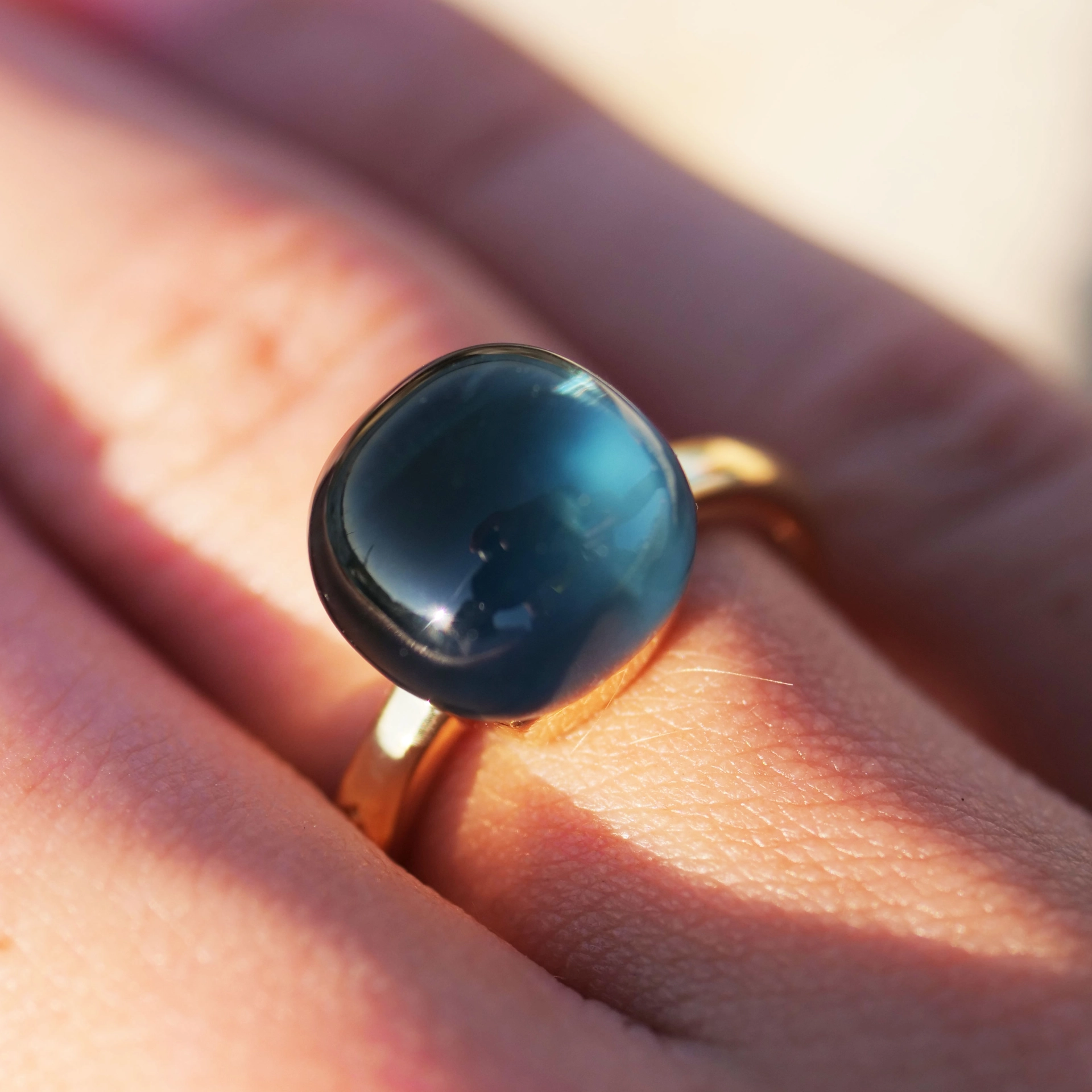 Bluetopaz Brilliant Ring 18 kt Yellow Gold...perfekt floating Effect