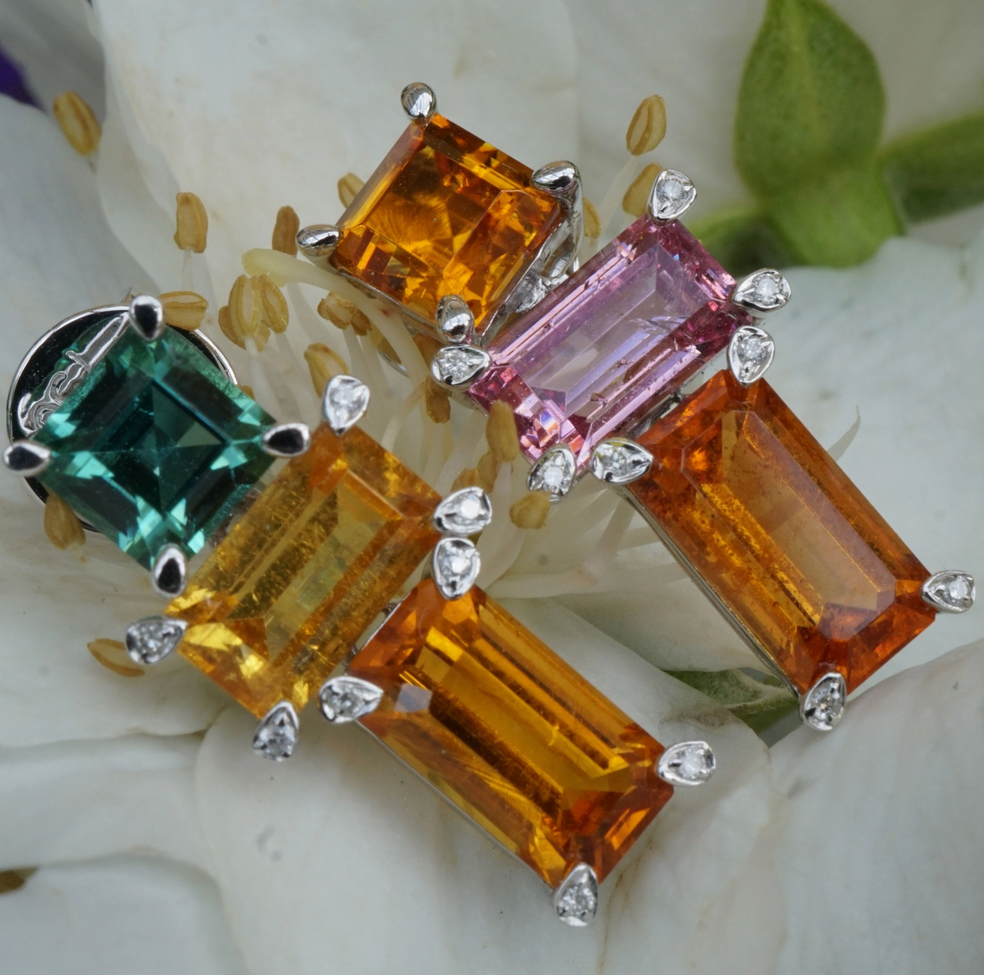 Clinohumite Tourmaline Ear Studs 18 kt White Gold