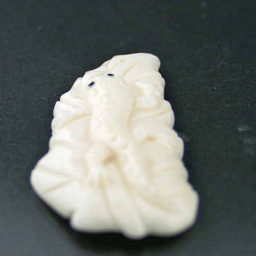 Beinschnitzerei, Eidechse, ca. 4,8 x 2,4 cm