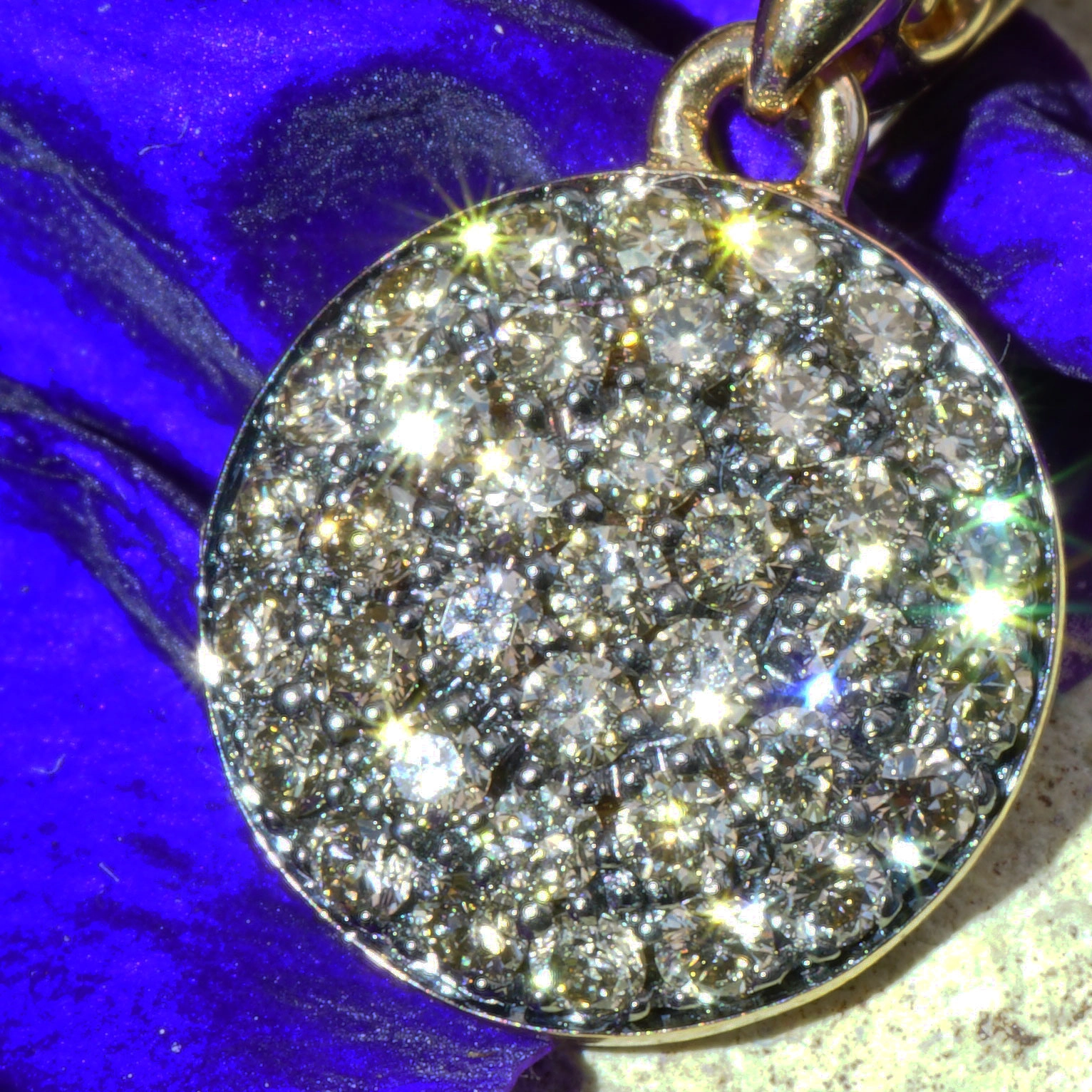 A chic Diamond Pendant that convinces....18 kt Rosegold made in Italy
