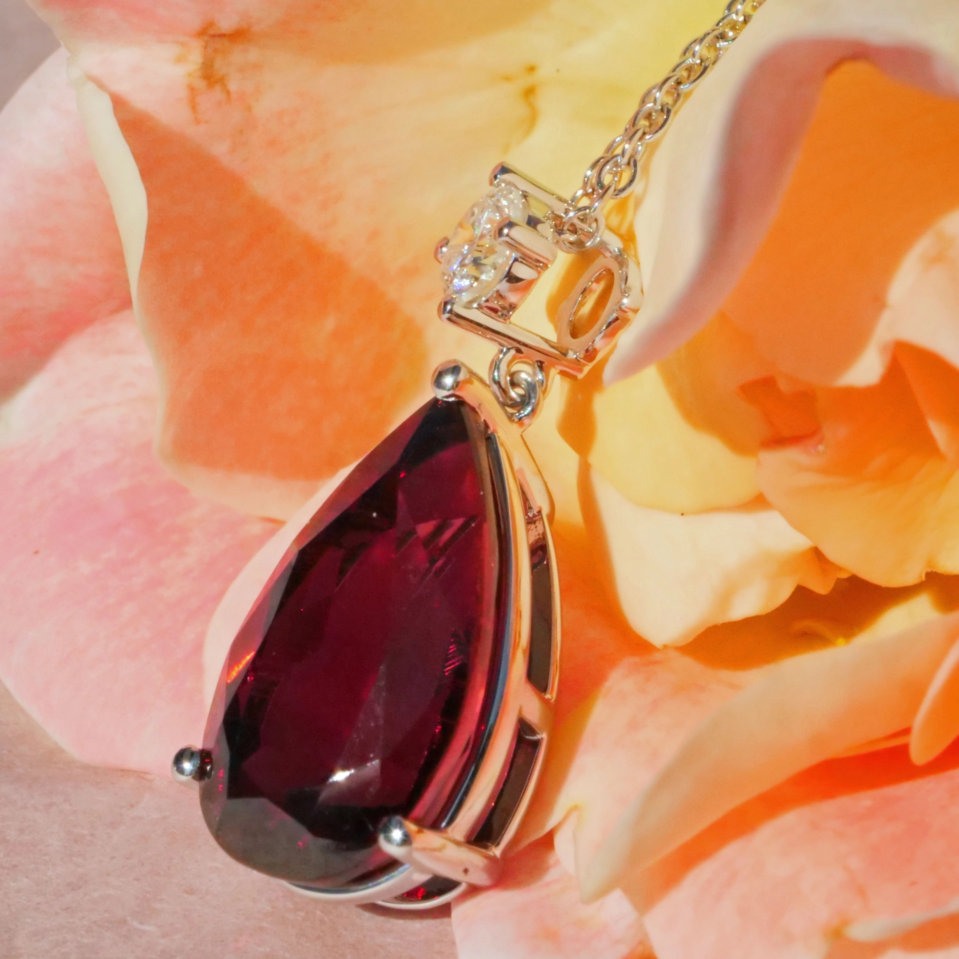 Rhodolite Diamond Pendant with IGI Certifikate....what kind of red