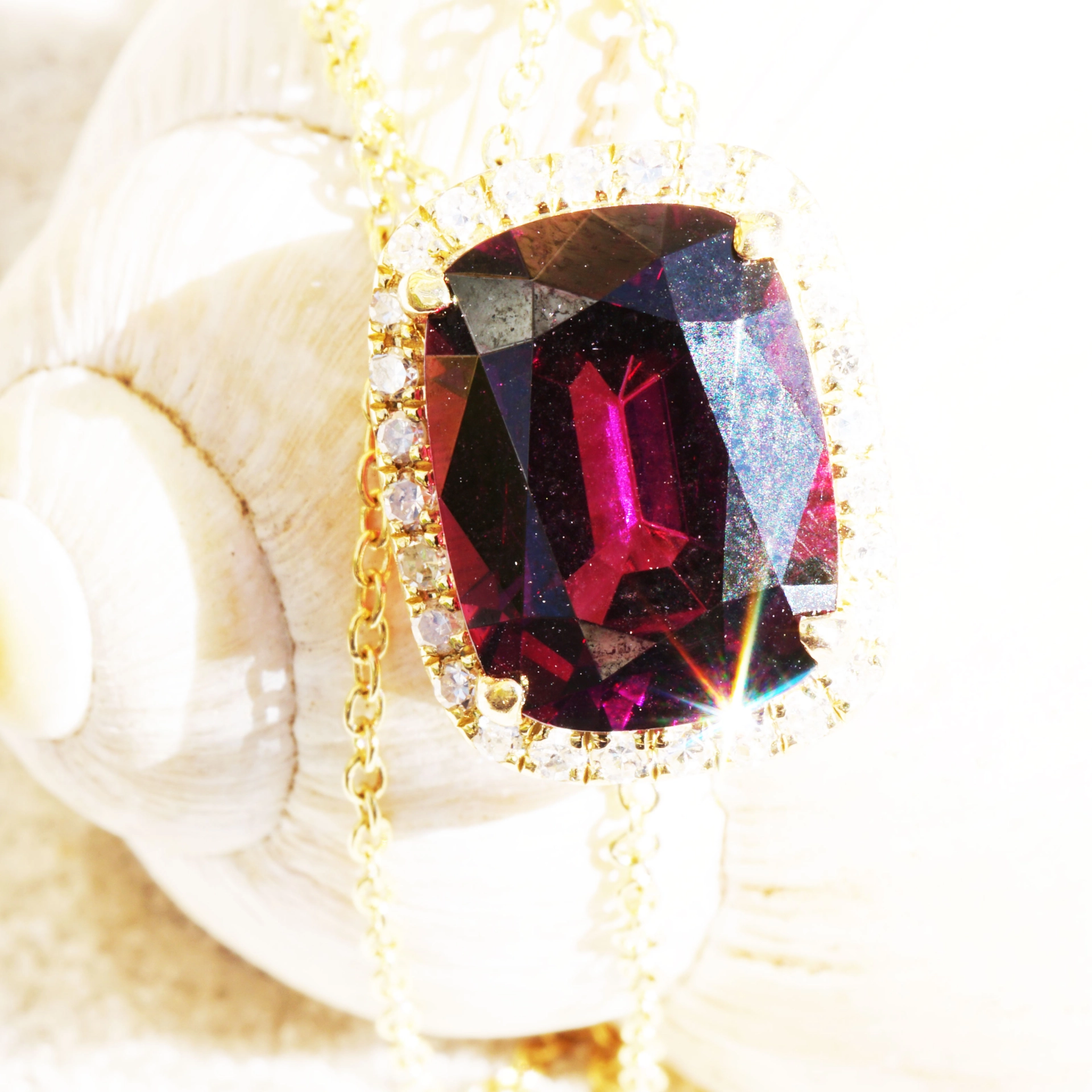 Rhodolite Pendant with Diamonds....Mozambique 18kt Yellowgold