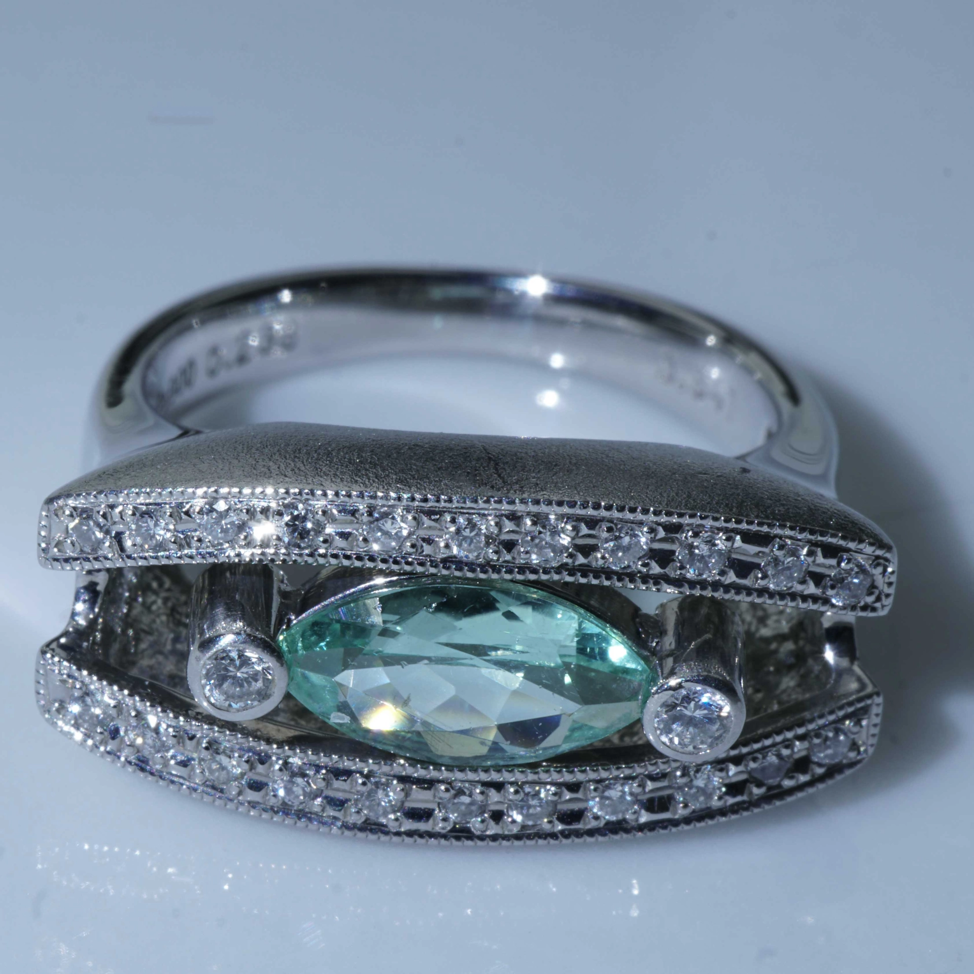 Paraiba Brilliant Ring 0.847 ct 0.28 ct Platinum almost eyeclear