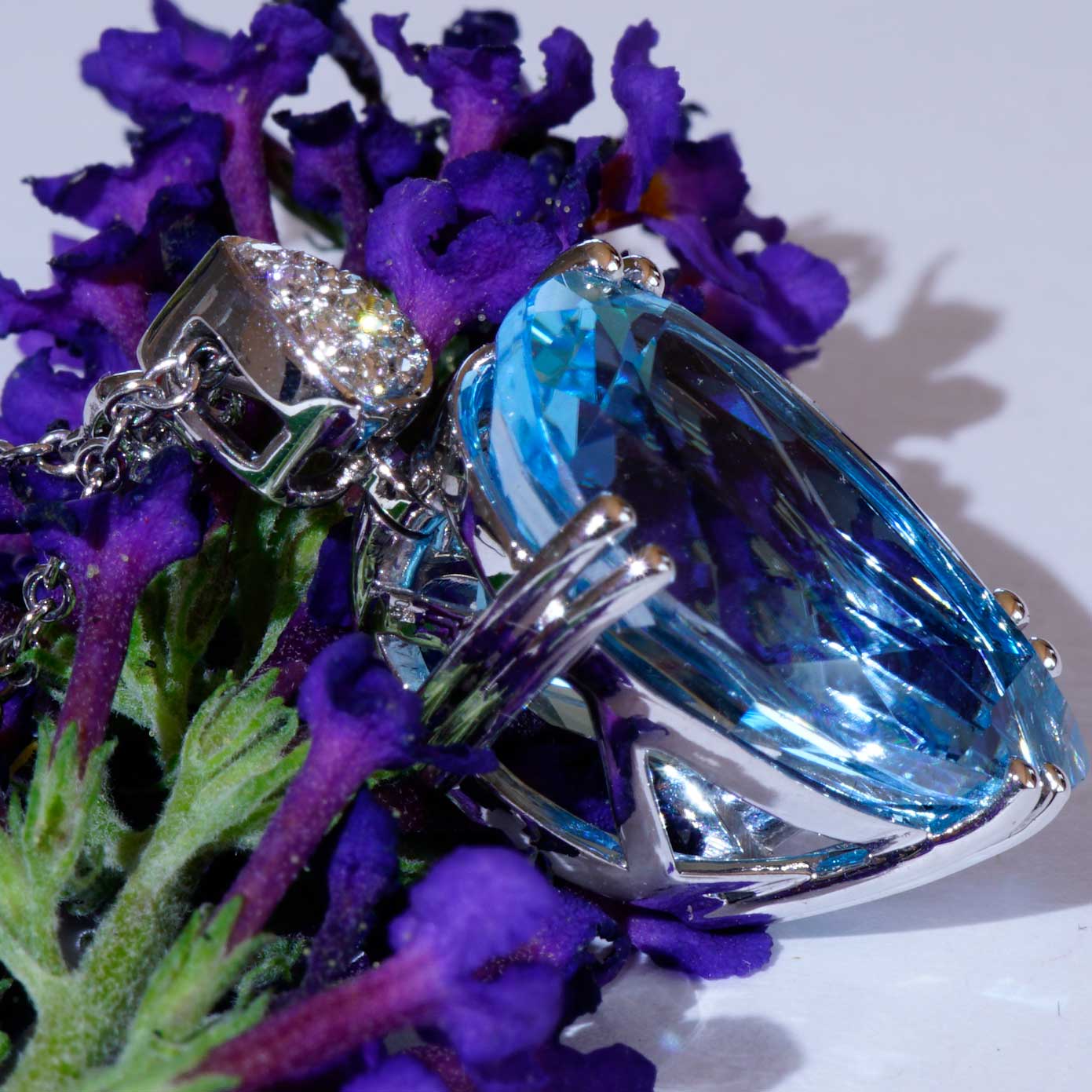 Blue Topaz Brilliant Pendant 750 White Gold 14 ct 0.11 ct Aqua Water Brilliance Teardrop Shape