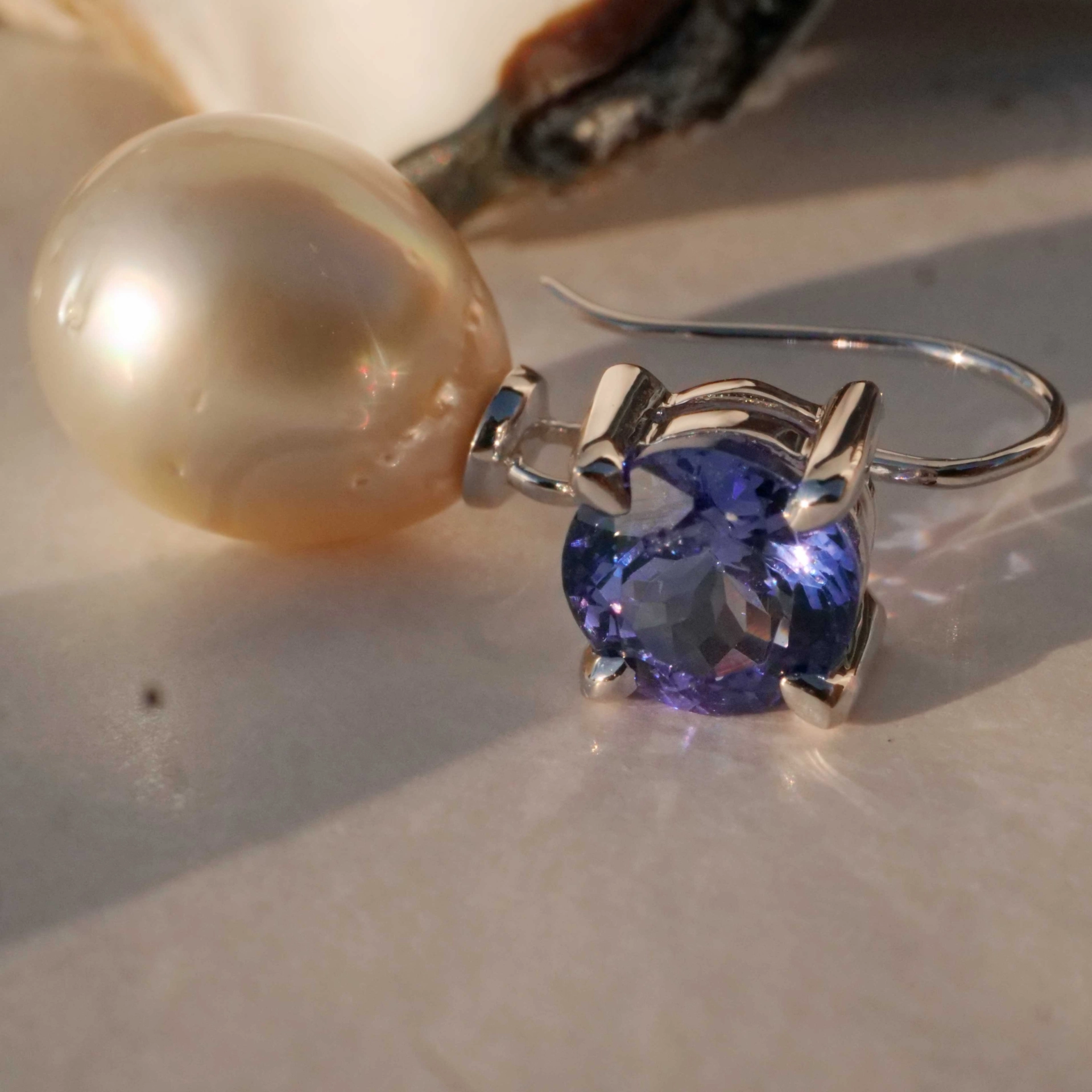 Tansanite South Sea Earrings 18 kt White Gold 3.22 ct...Pearls can be removed