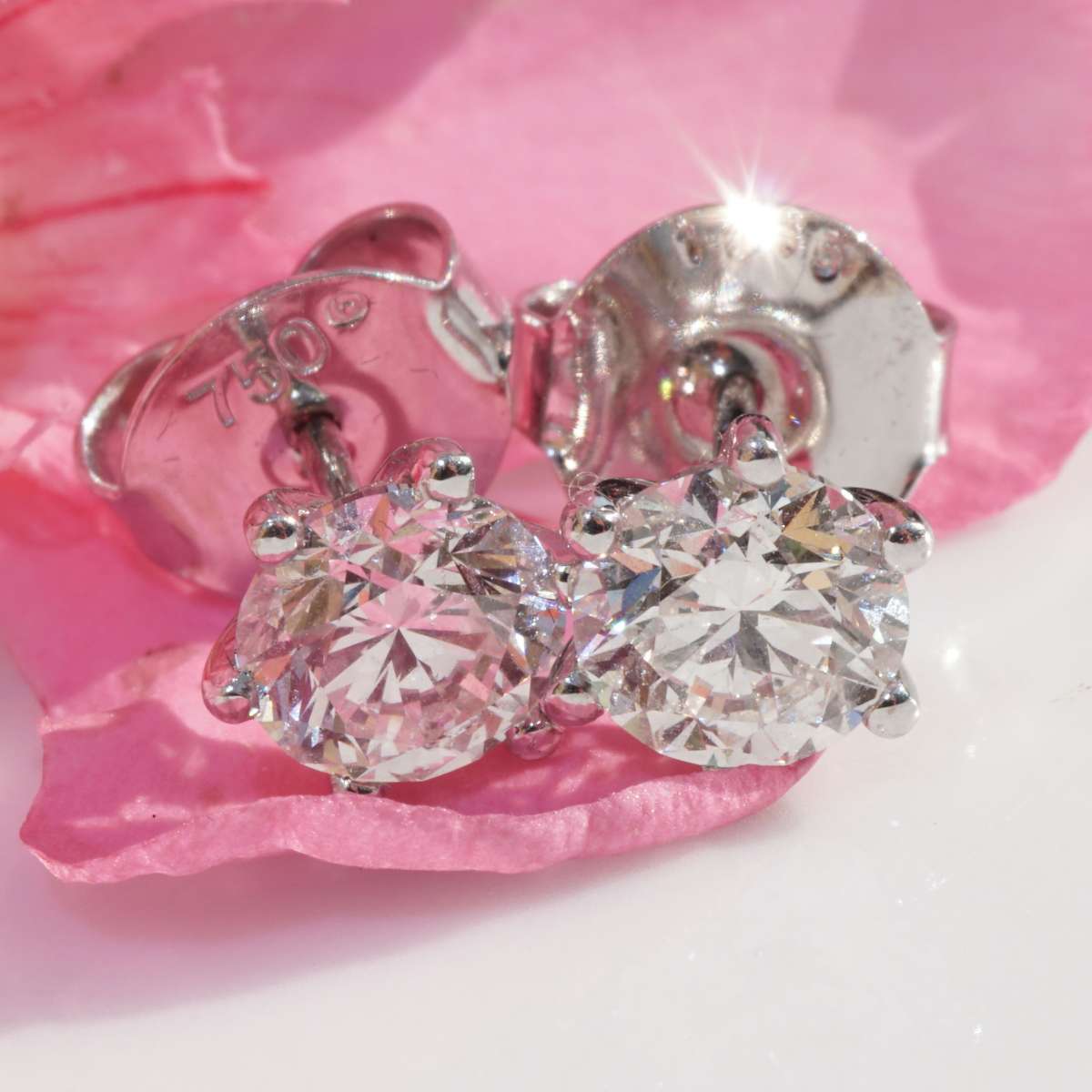 brillant-ohrstecker-weissgold-rosa hintergrund