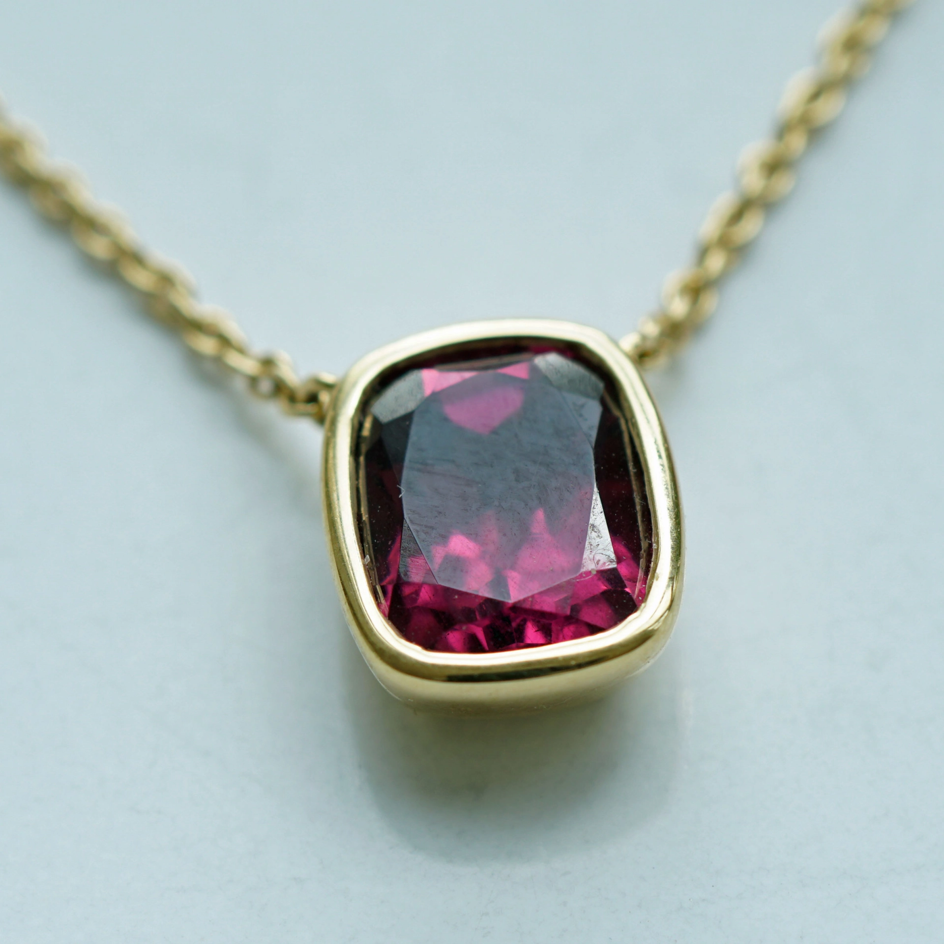 Rhodolithe Necklace 18 kt Yellowgold...Lifeblood Color Violet-Red