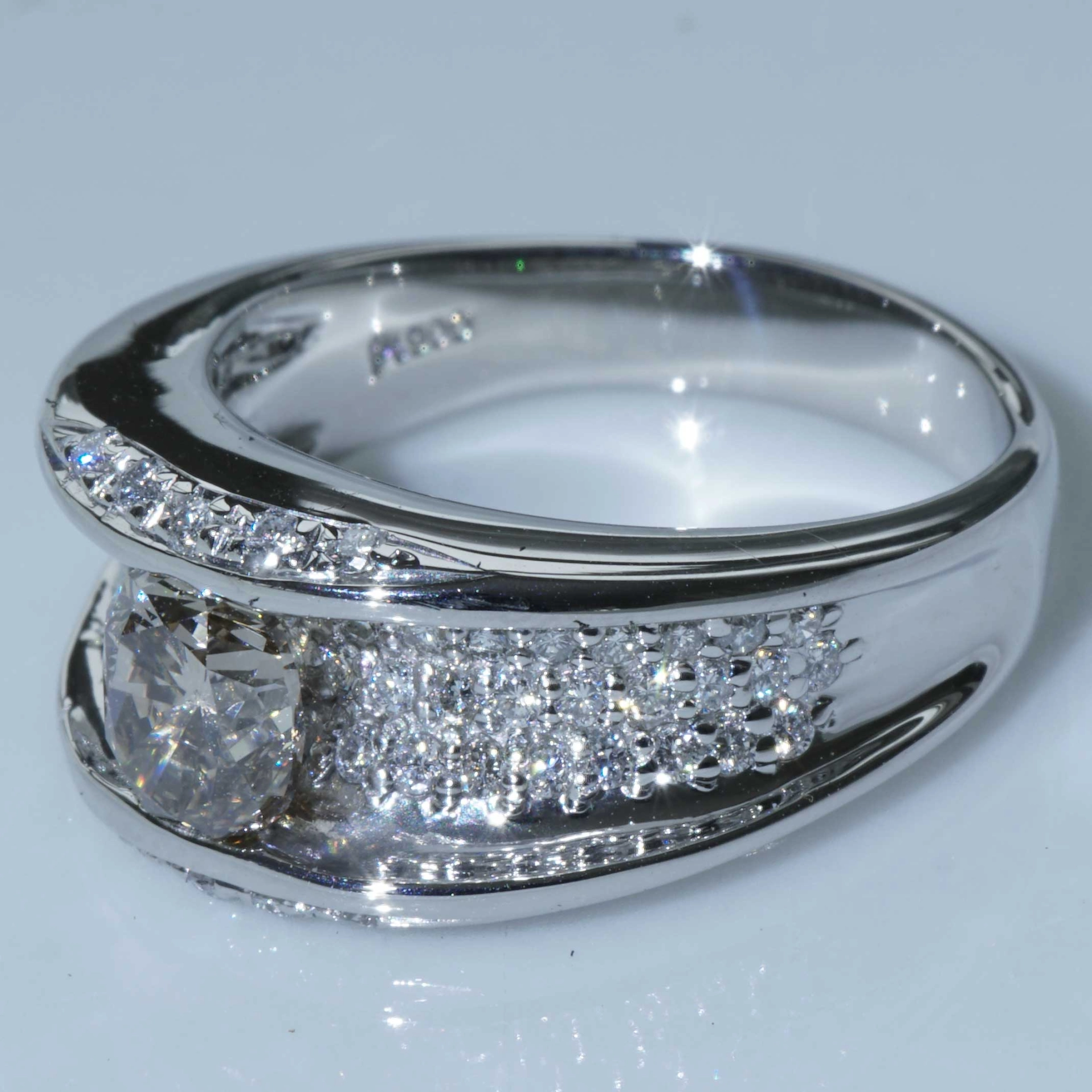 Brilliant Ring with great high-class contrast 0.58 ct 1.03 ct light brown white 