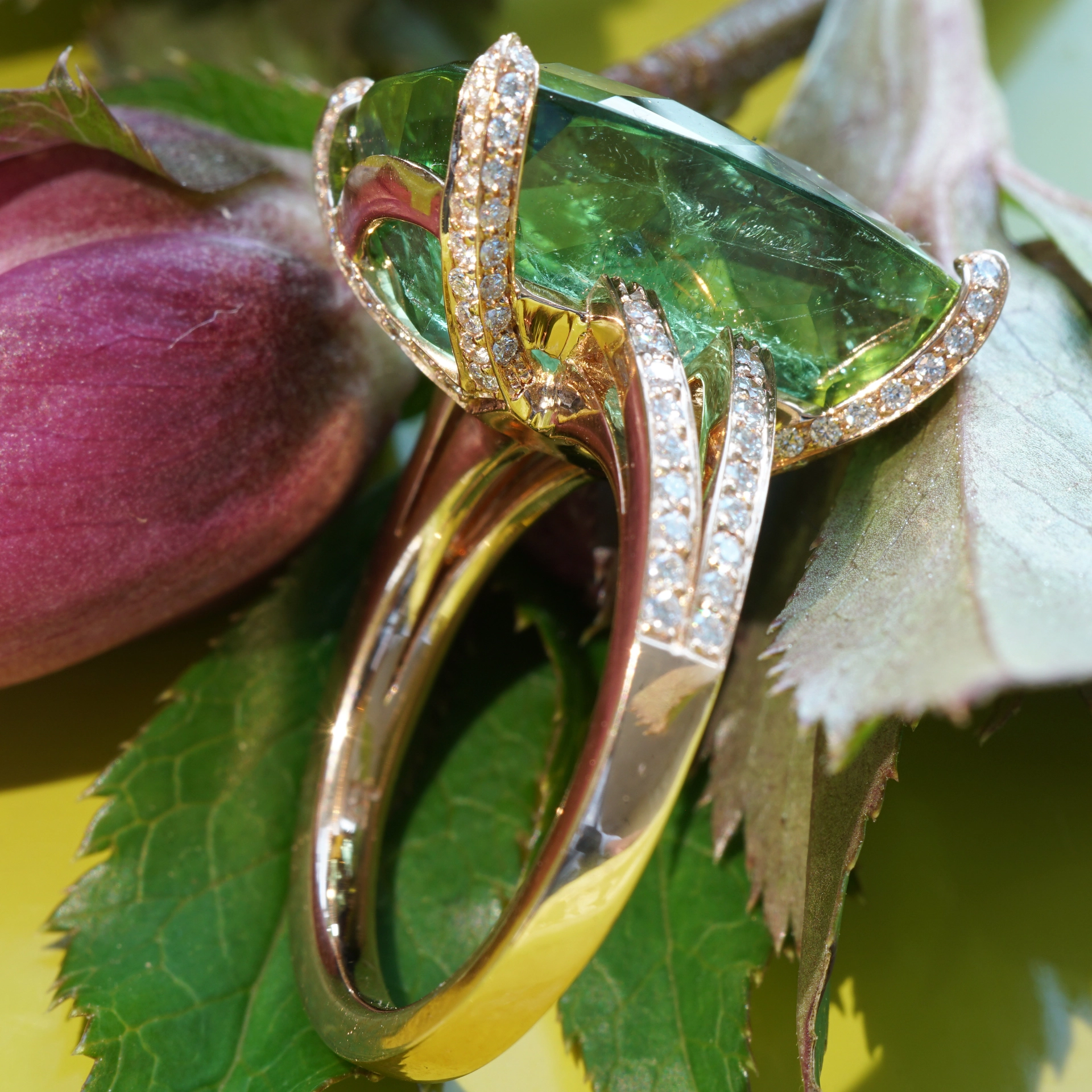 Tourmaline brilliant ring, 17.98 ct, 0.60 ct, TW VS ..... paraiba colored green huge beautiful 18 kt rose gold