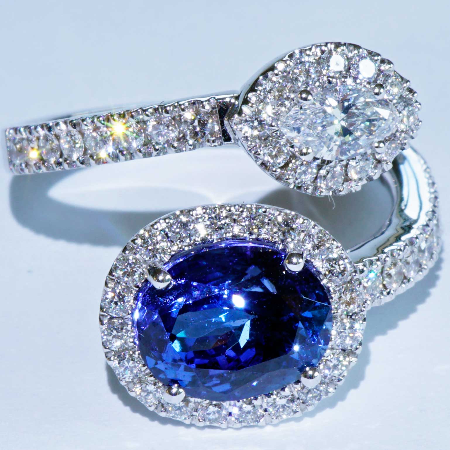 Tanzanite Brilliant Ring 18 kt White Gold Twin Design 1.06 ct with Navette