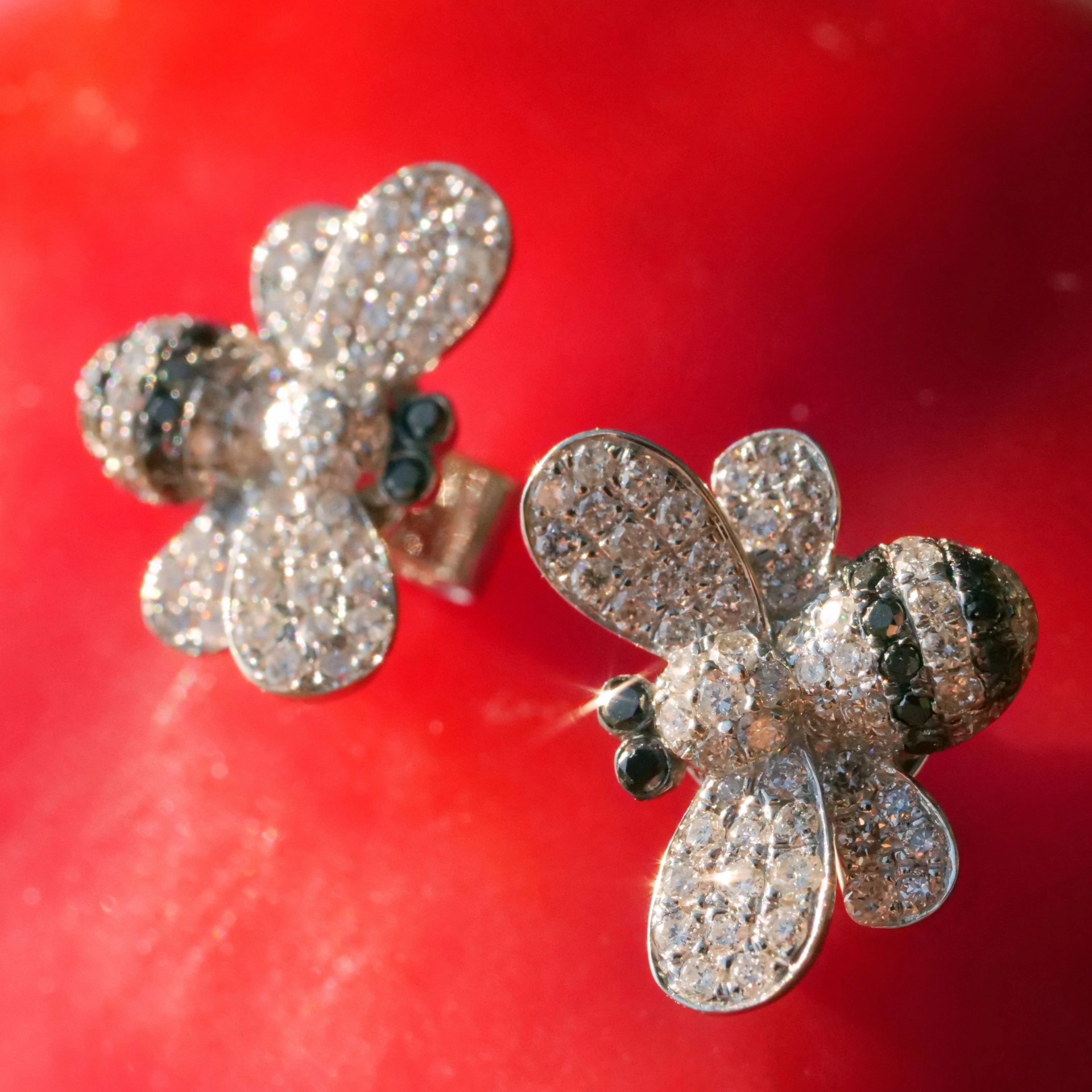 Bee Brilliant Ear Studs 18 kt White Gold 0.60 ct....little bee buzzing around