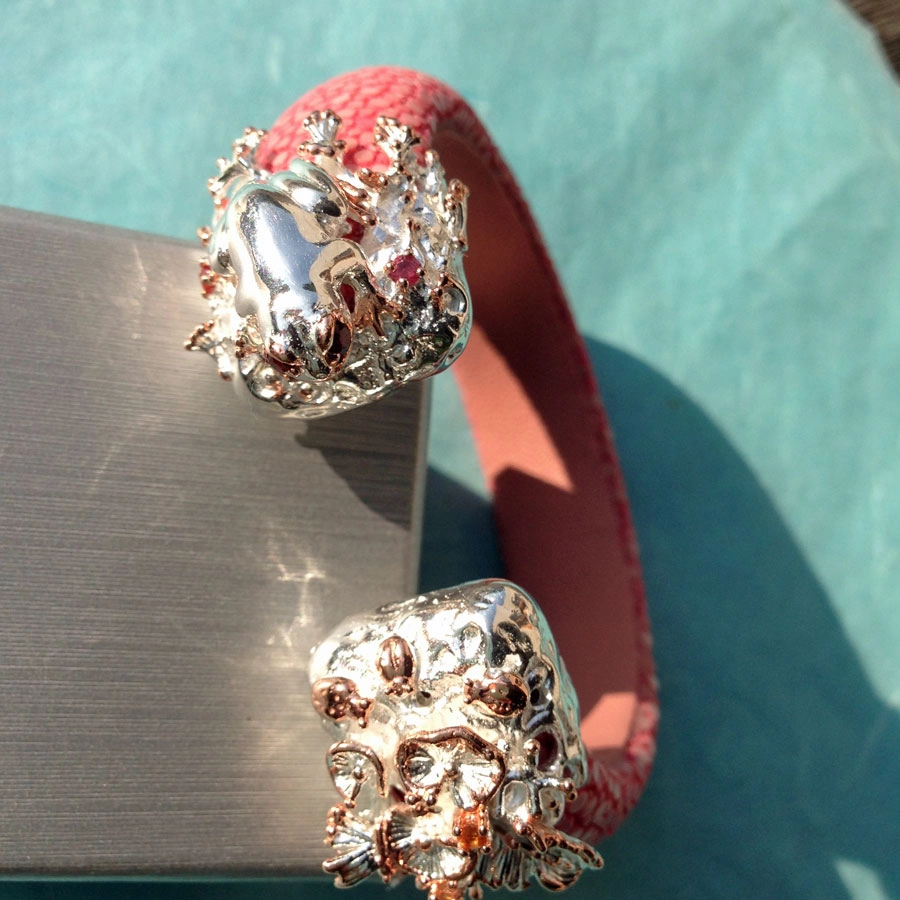 Rochenleder-Armreif mit Froschmotiv und Saphiren, 925/-Silber/vergoldet, Handarbeit, SW 490.-Euro