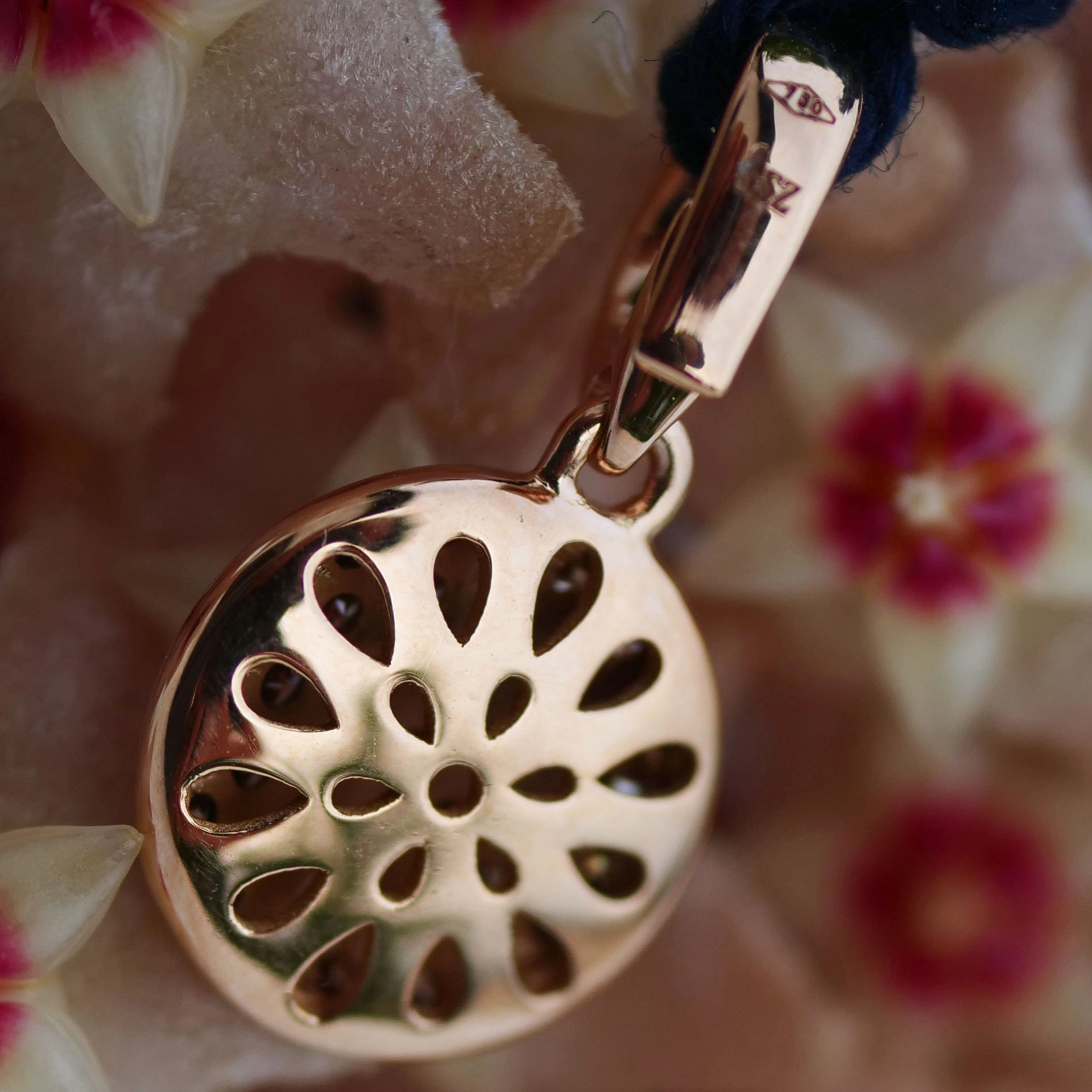 A chic Diamond Pendant that convinces....18 kt Rosegold made in Italy