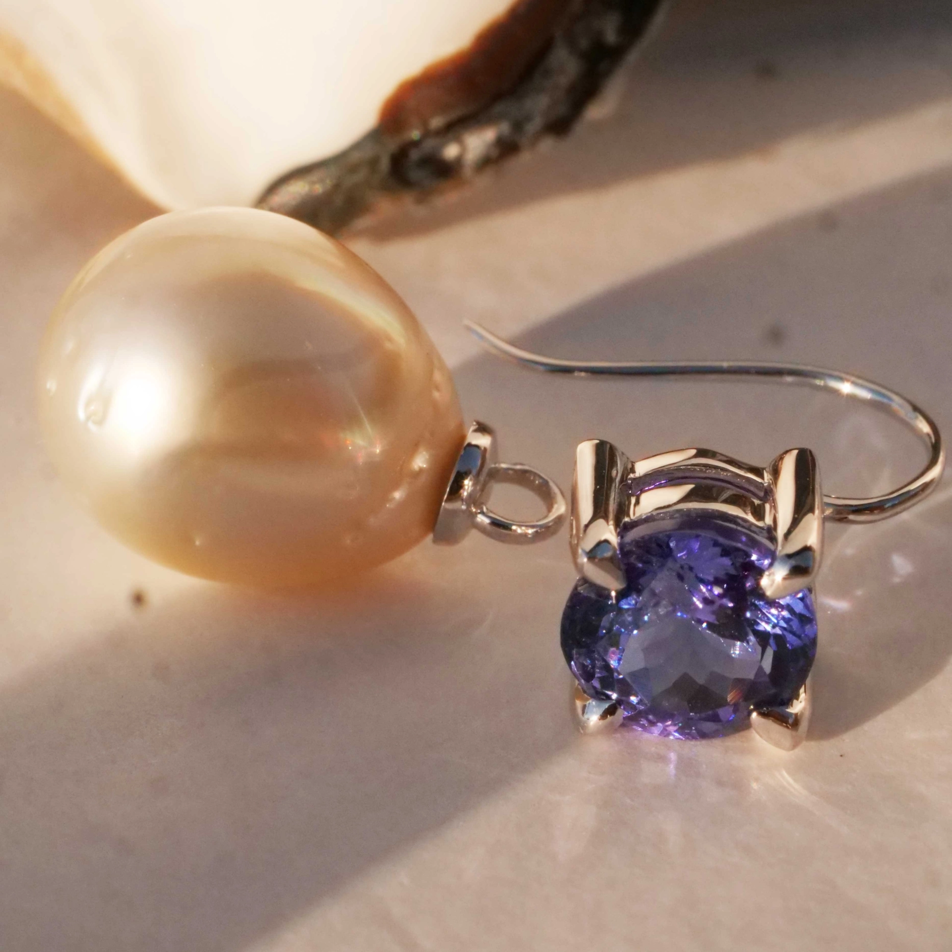 Tansanite South Sea Earrings 18 kt White Gold 3.22 ct...Pearls can be removed
