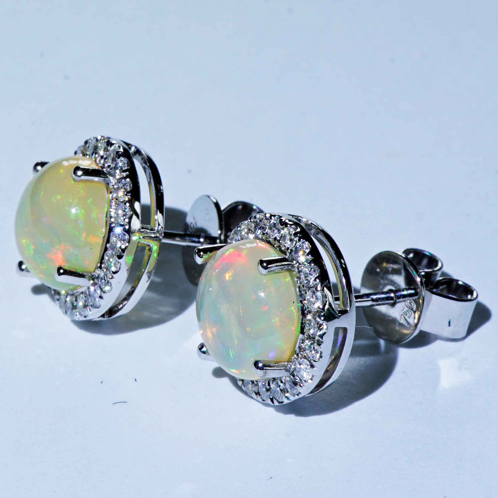 Brilliant Opal Ear Stud 18 kt Whitegold TW / VS lively fine transluzent Ethiopia