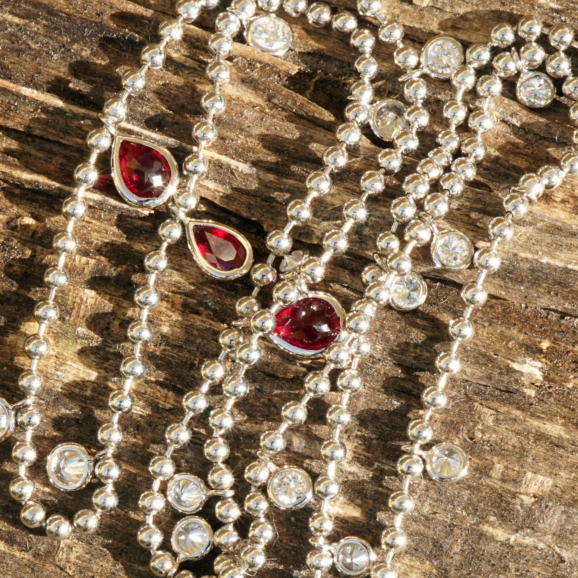 Schmuckzicke_brillant_collier_rubin_pigeonblood_weissgoldSON09273 Three pigeonblood rubies 1.26 ct and diamonds 1.24 ct, TW / VS...what do you want more