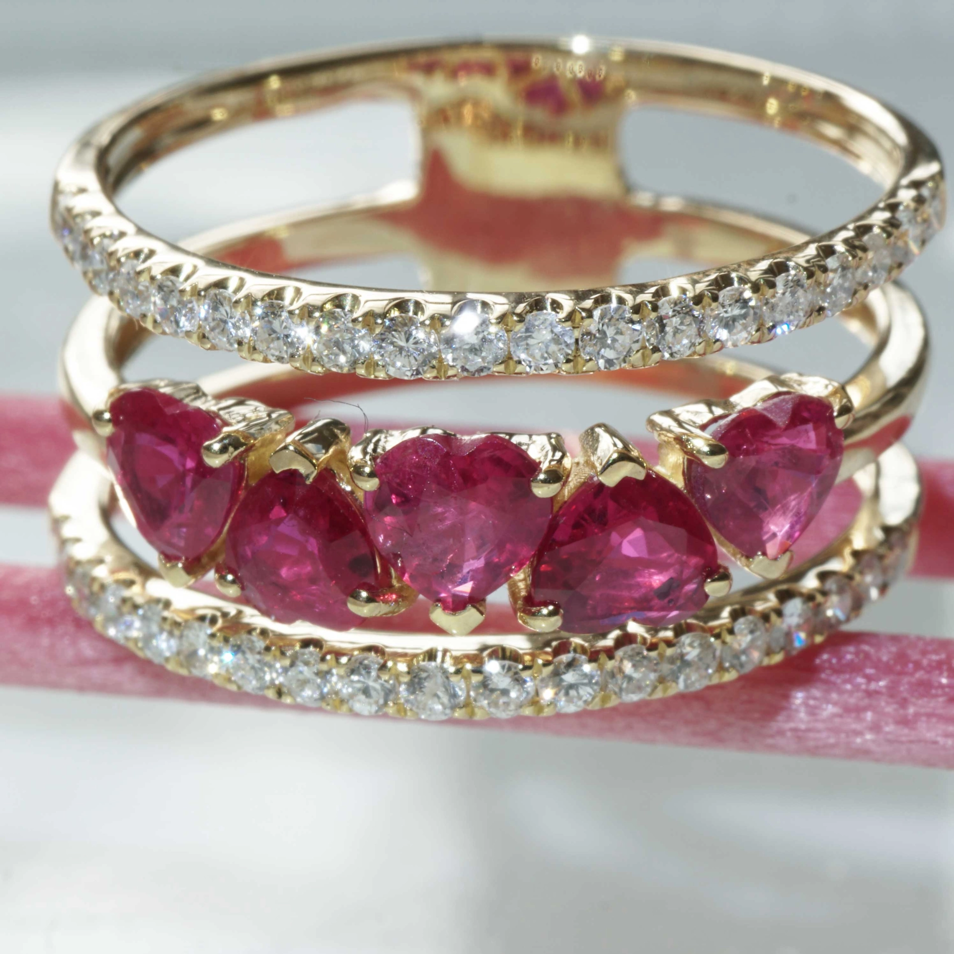 Ruby Brilliant Ring 18 kt Yellowgold....5 Hearts for special occasions....