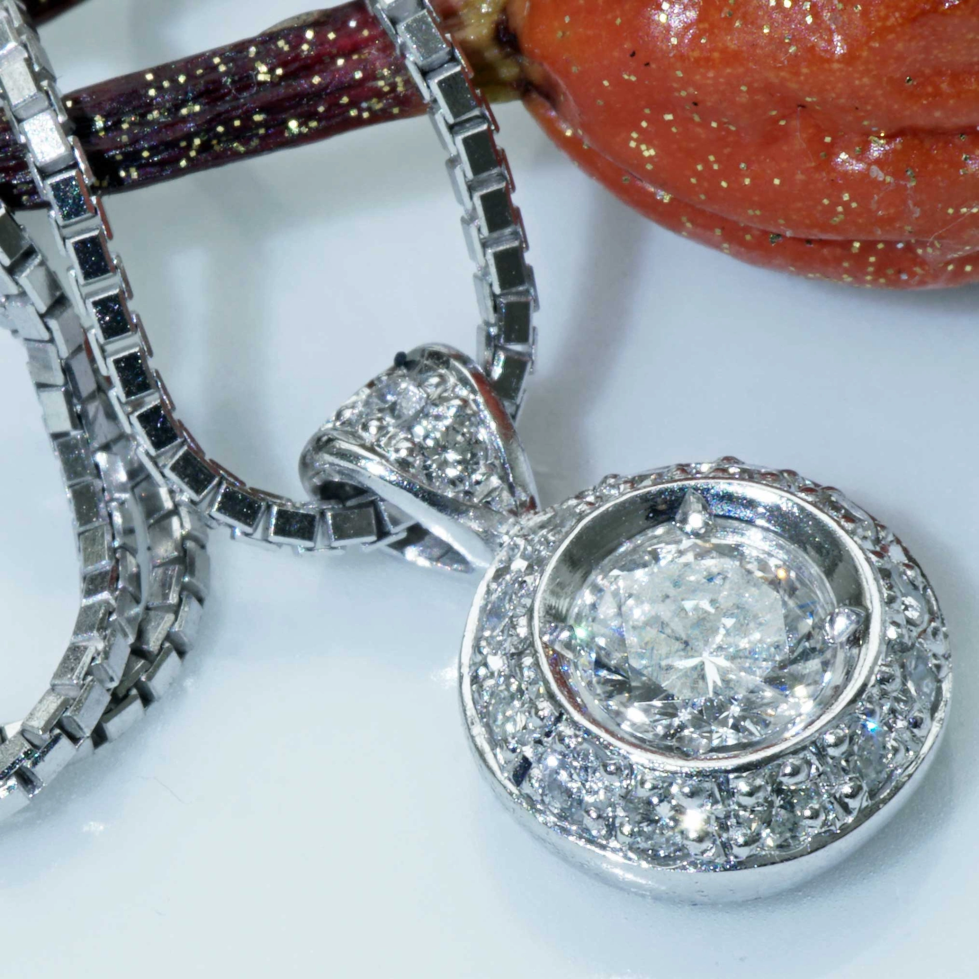 Brilliant Necklace 0.53 ct Solitaire with Halo Palladium 18 kt Whitegold