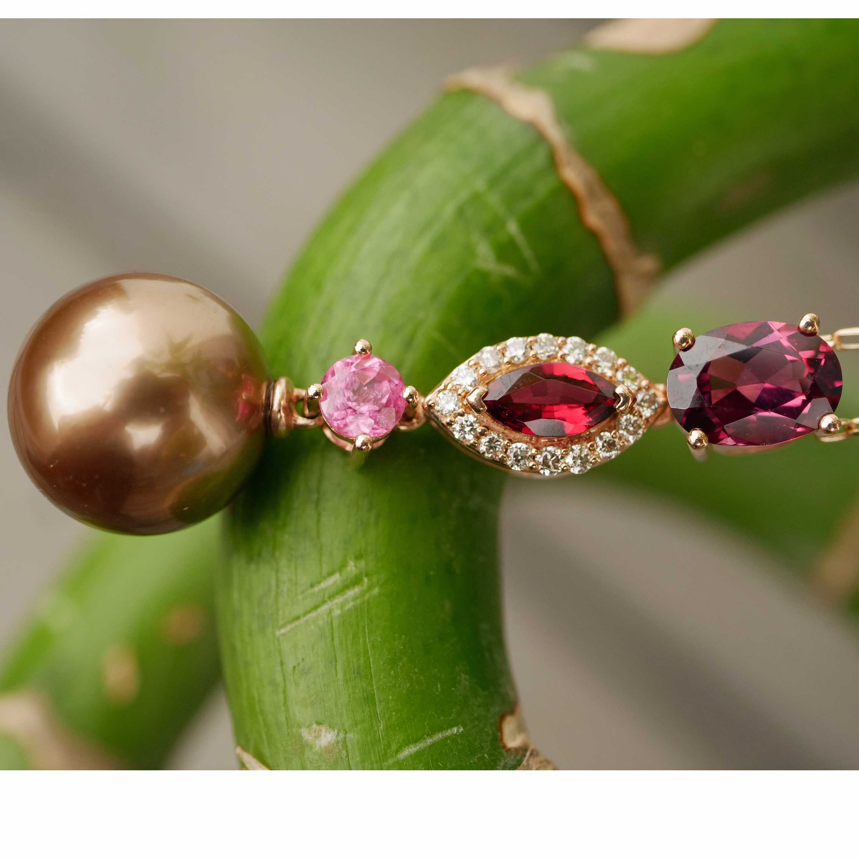 South Sea Pearl Rhodonite Brilliant Pendant with Chain 750 Rose Gold... warm red tones for cosy days