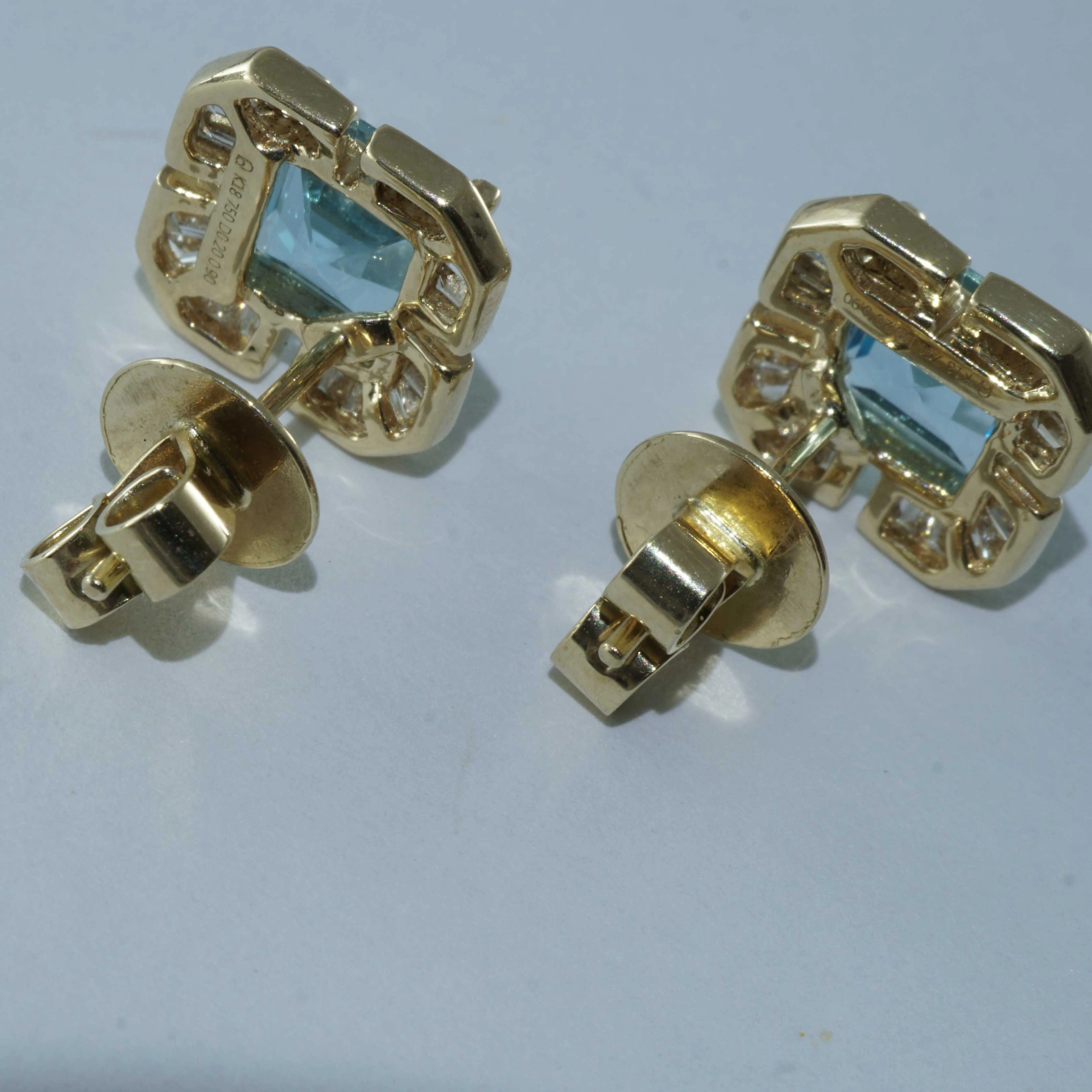 Cloverleaf shaped Blue Topaz Earrings 18 kt Yellow Gold with Diamonds