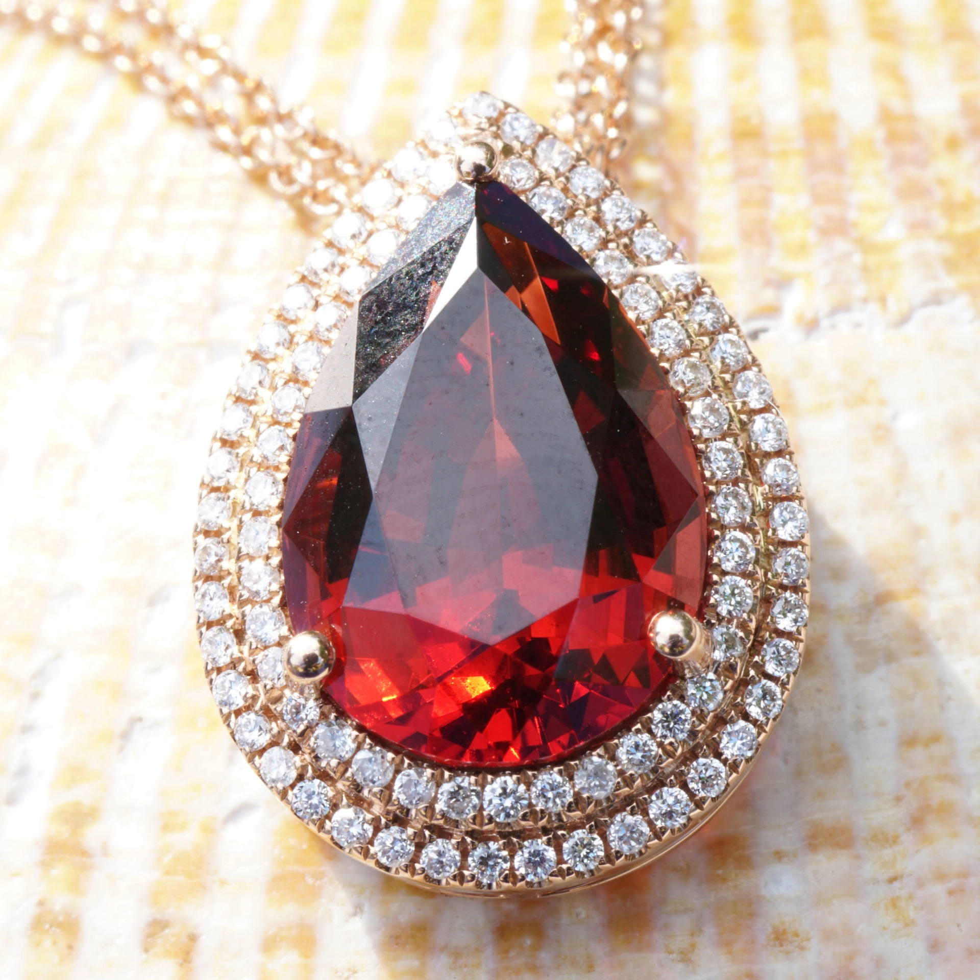 Malaya garnet diamond pendant, 750 rose gold, 5.18 ct, Tanzania .... a quick change artist