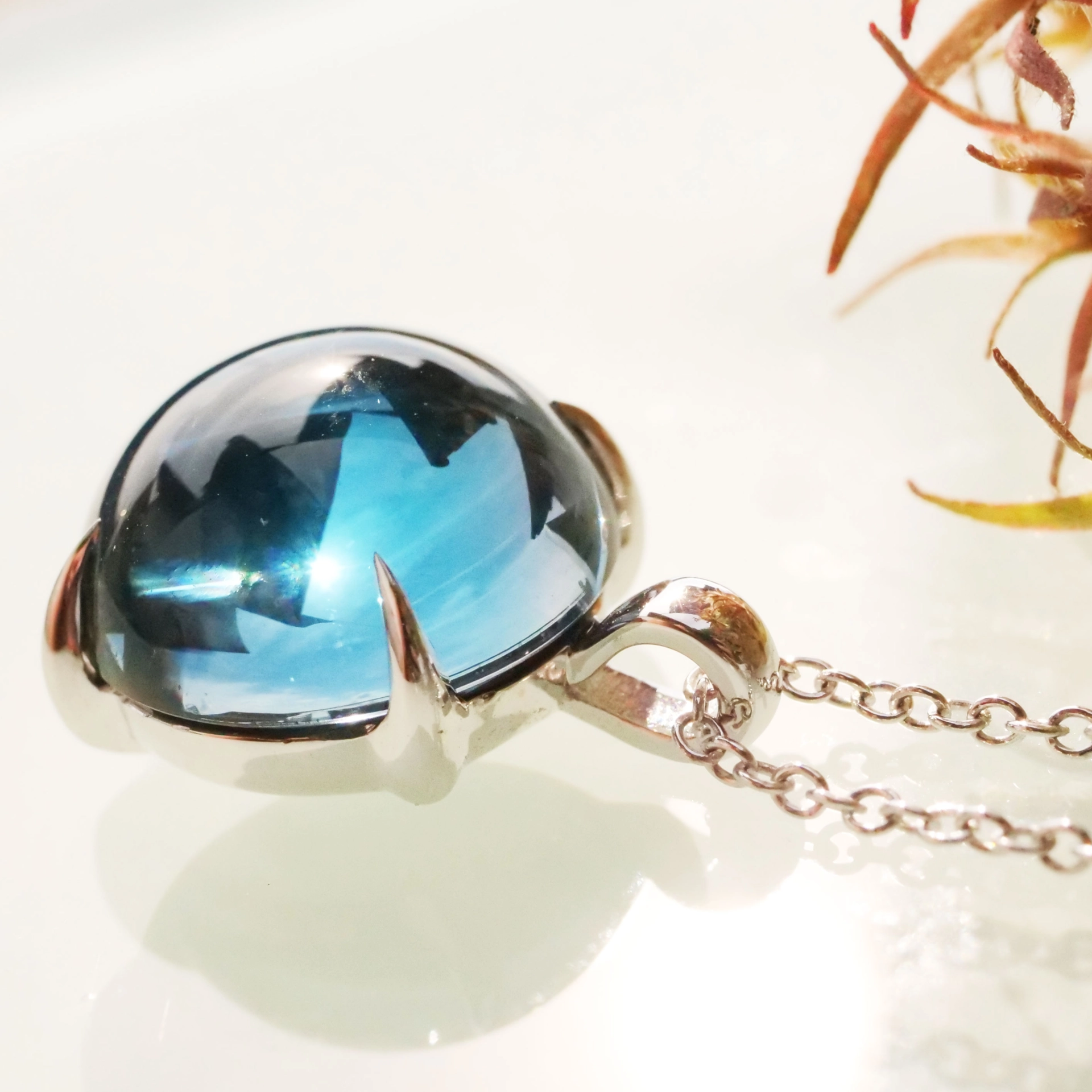 Blue Topaz Pendant with Chain 18 kt White Gold perfect floating Effect and cool Design
