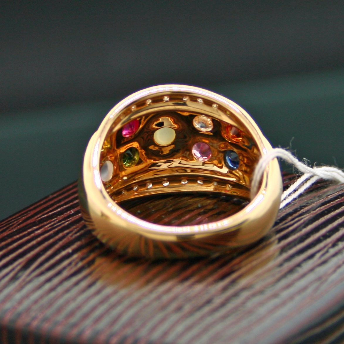 Ring mit Chrysoberyll-Katzenauge und diversen Edelsteinen, 750er-Gold