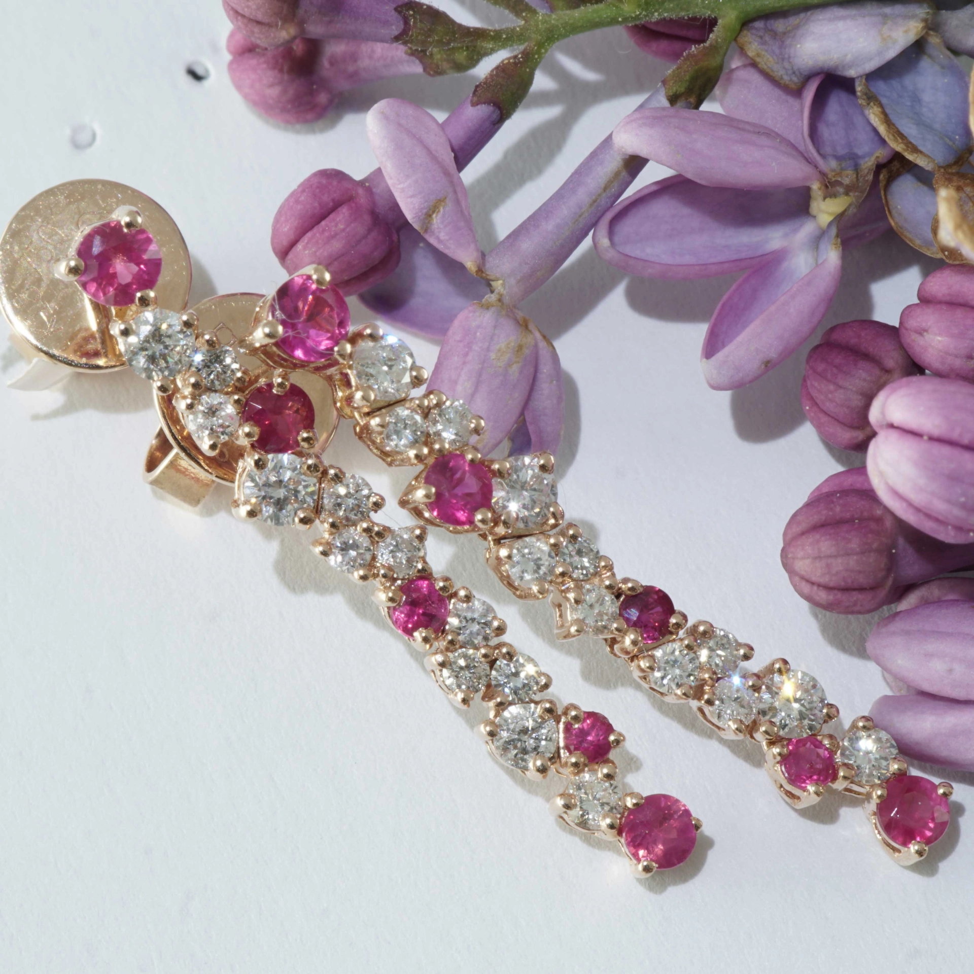 SON04234-Rubin-Brillant-Ohrhaenger-750er-Rosegold-0-40-ct-0-56-ct-unlimited-Glory-tolles-Design Ruby Brilliant Earrings 18 kt Rose Gold...for a glorious Appearance