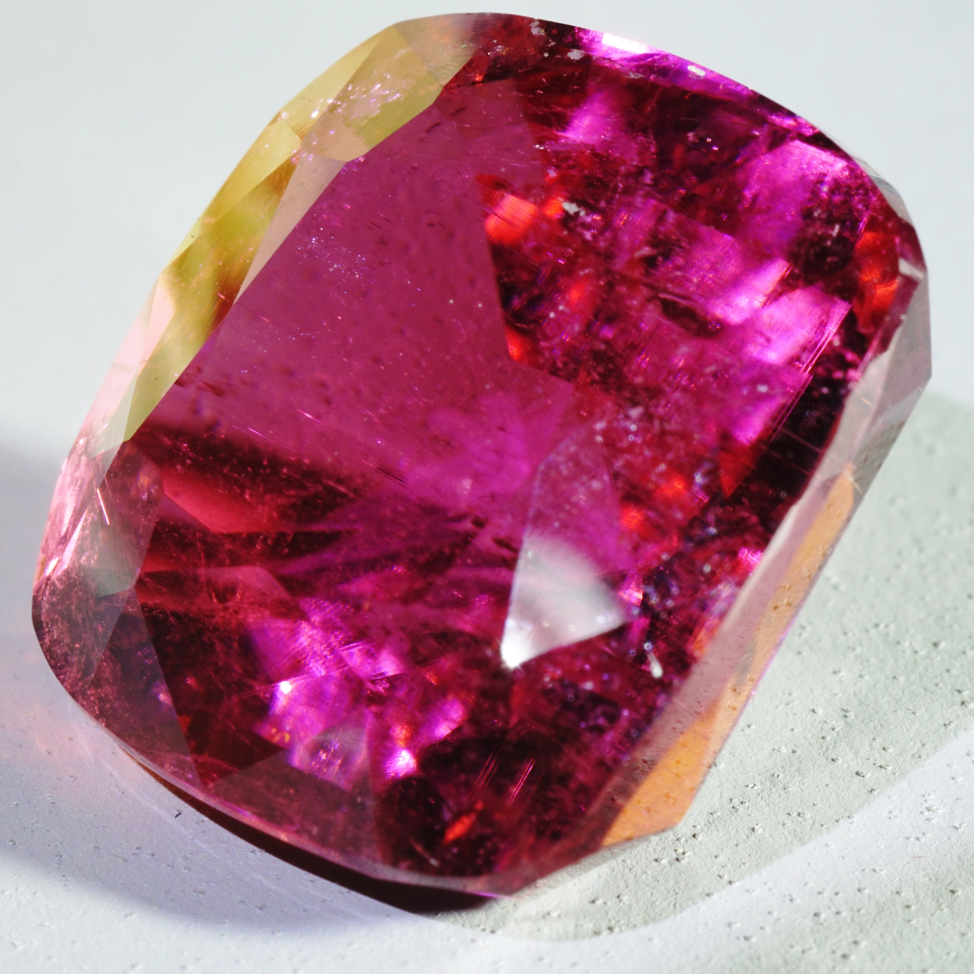 Rare Rubellite from Afghanistan 23.10 ct red-pink Exception of Luminosity AAA+