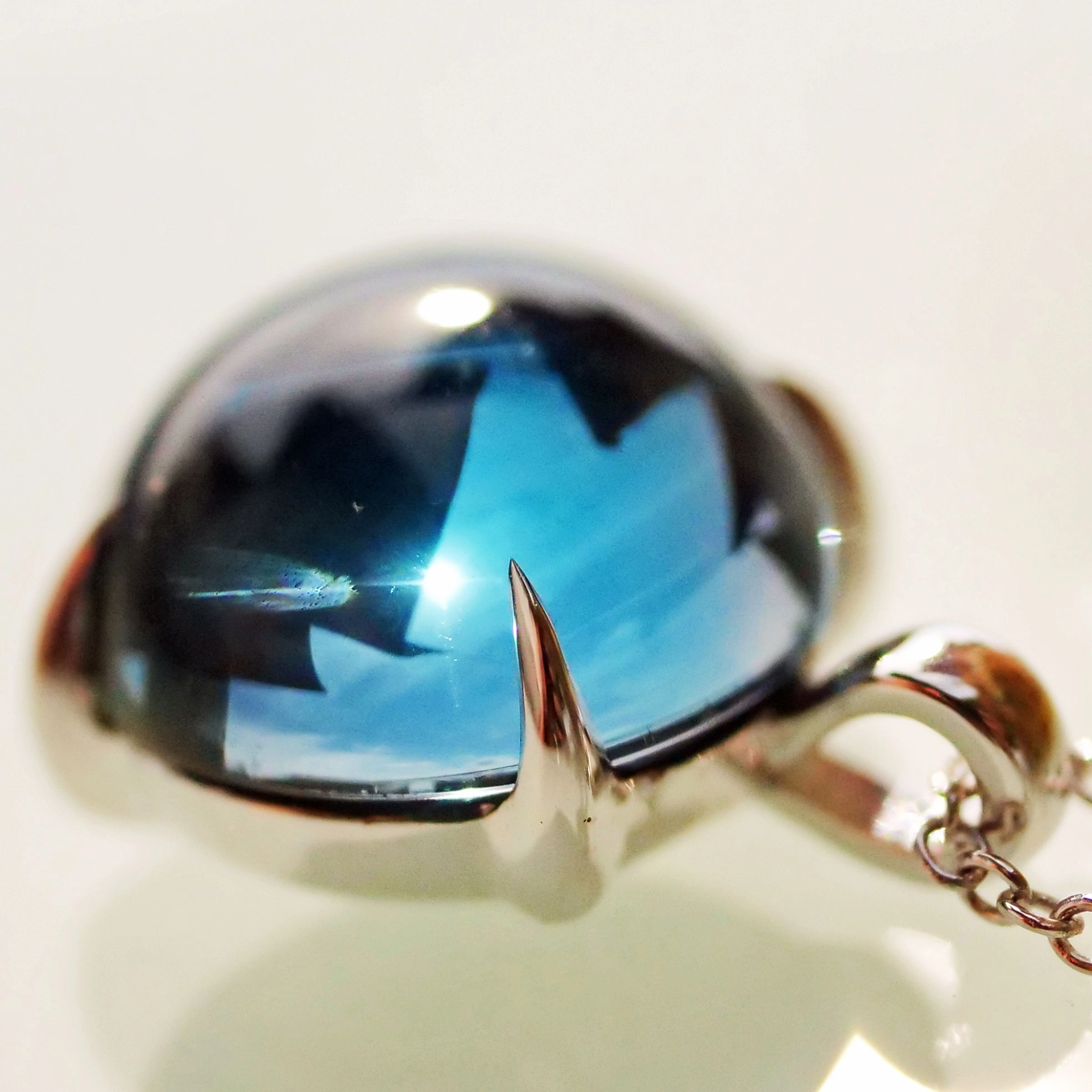 Blue Topaz Pendant with Chain 18 kt White Gold perfect floating Effect and cool Design
