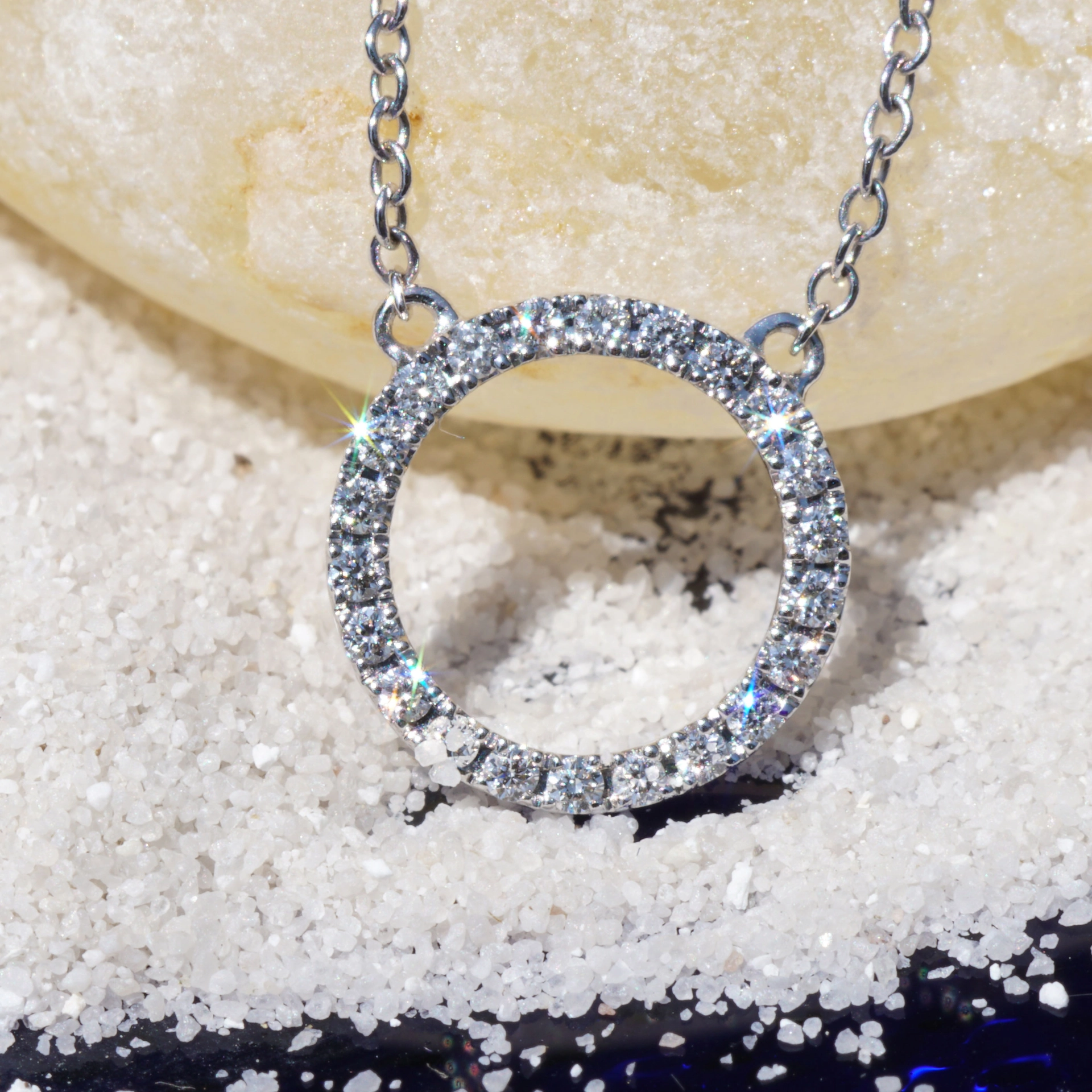Brilliant pendant made of 750 white gold....Brilliant Circle