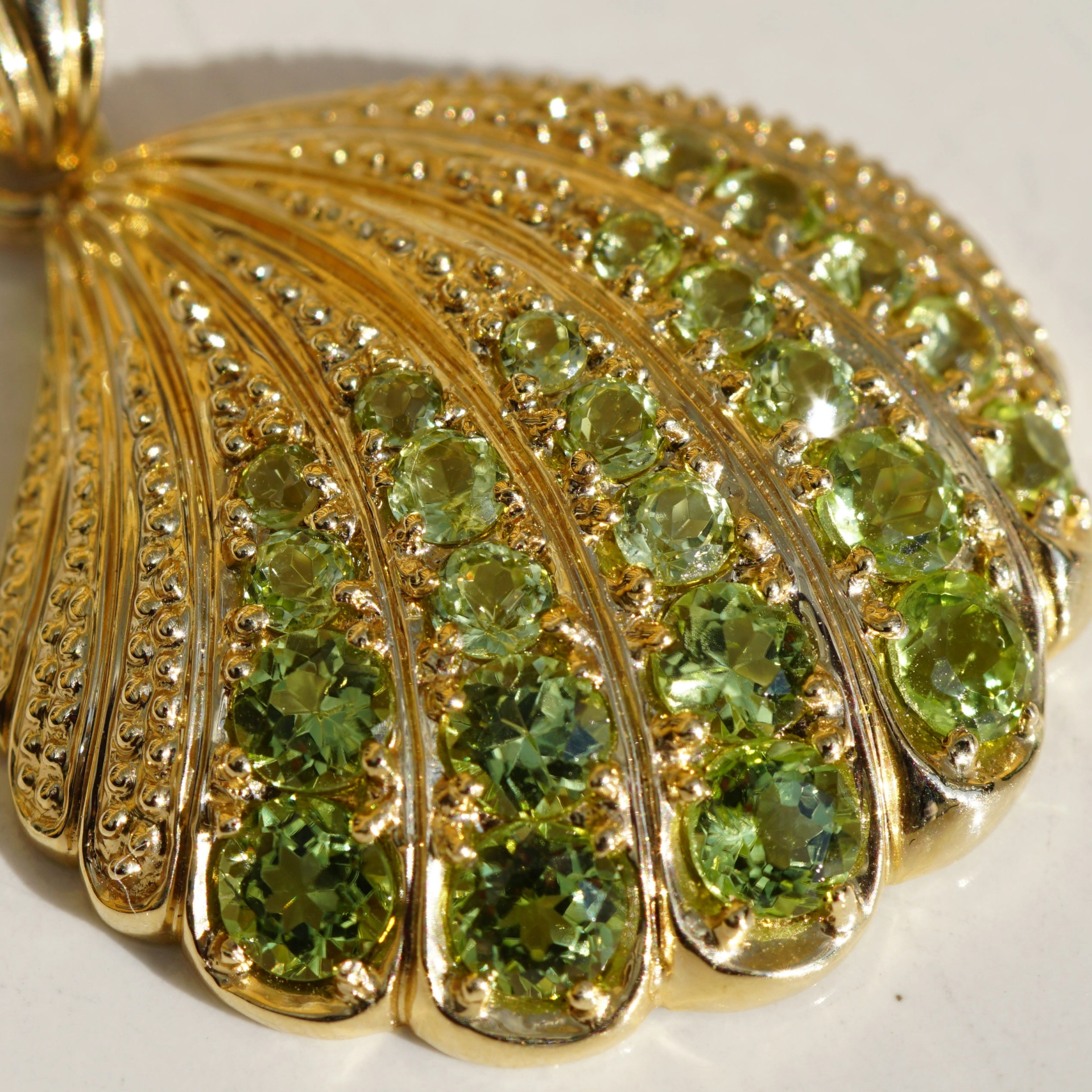 Muschel Anhänger mit Peridots 585er Gold ....hör das Meeresrauschen