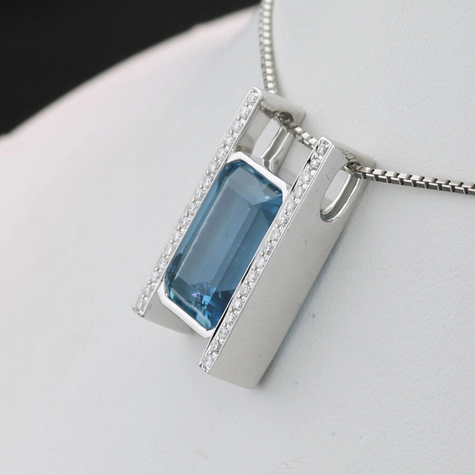 Farbenjäger Kollektion:Santa-Maria-Aquamarin-Brillant-Anhänger mit Kette, 750er-Weißgold