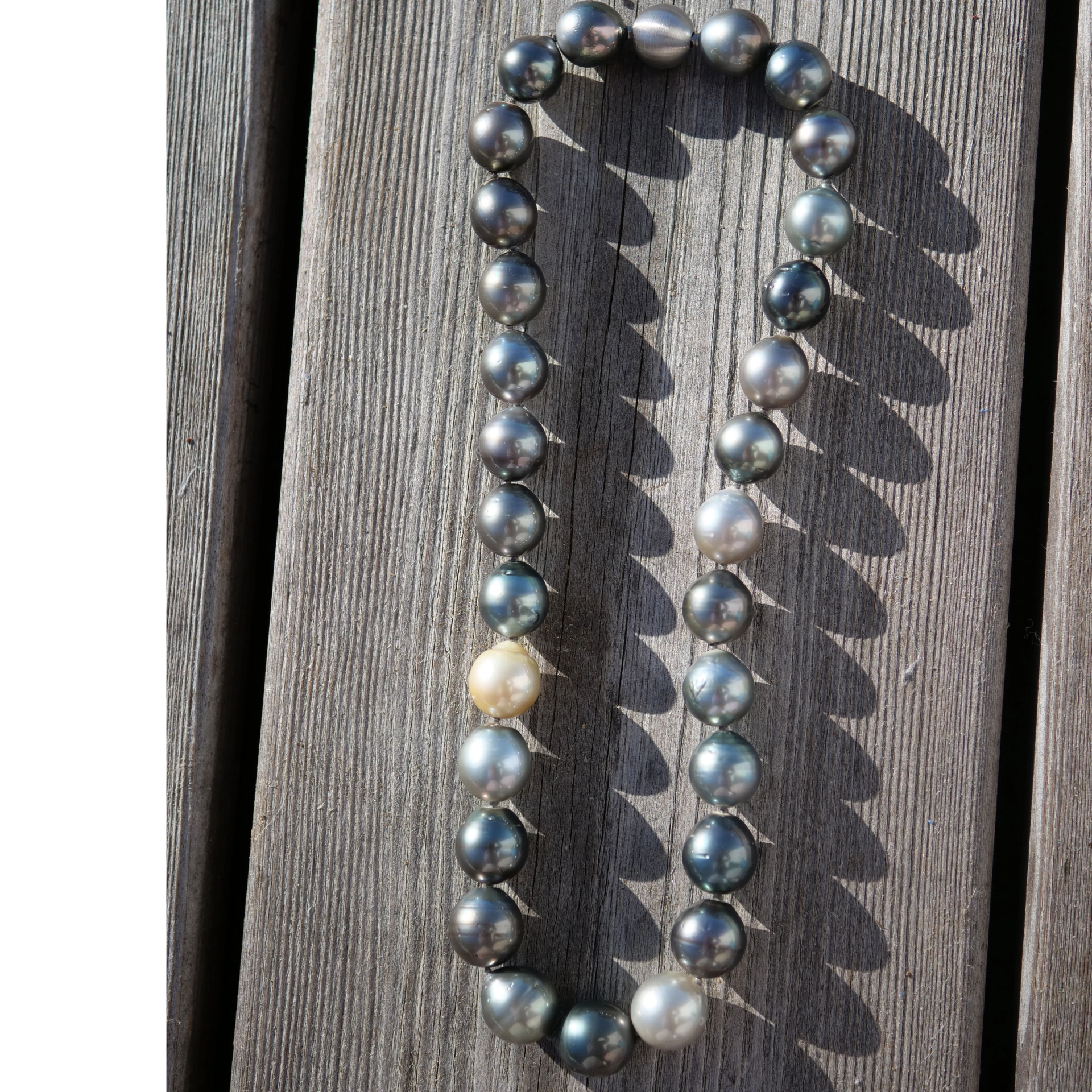 A Amazing Tahiti Pearl Necklace with so many Colors