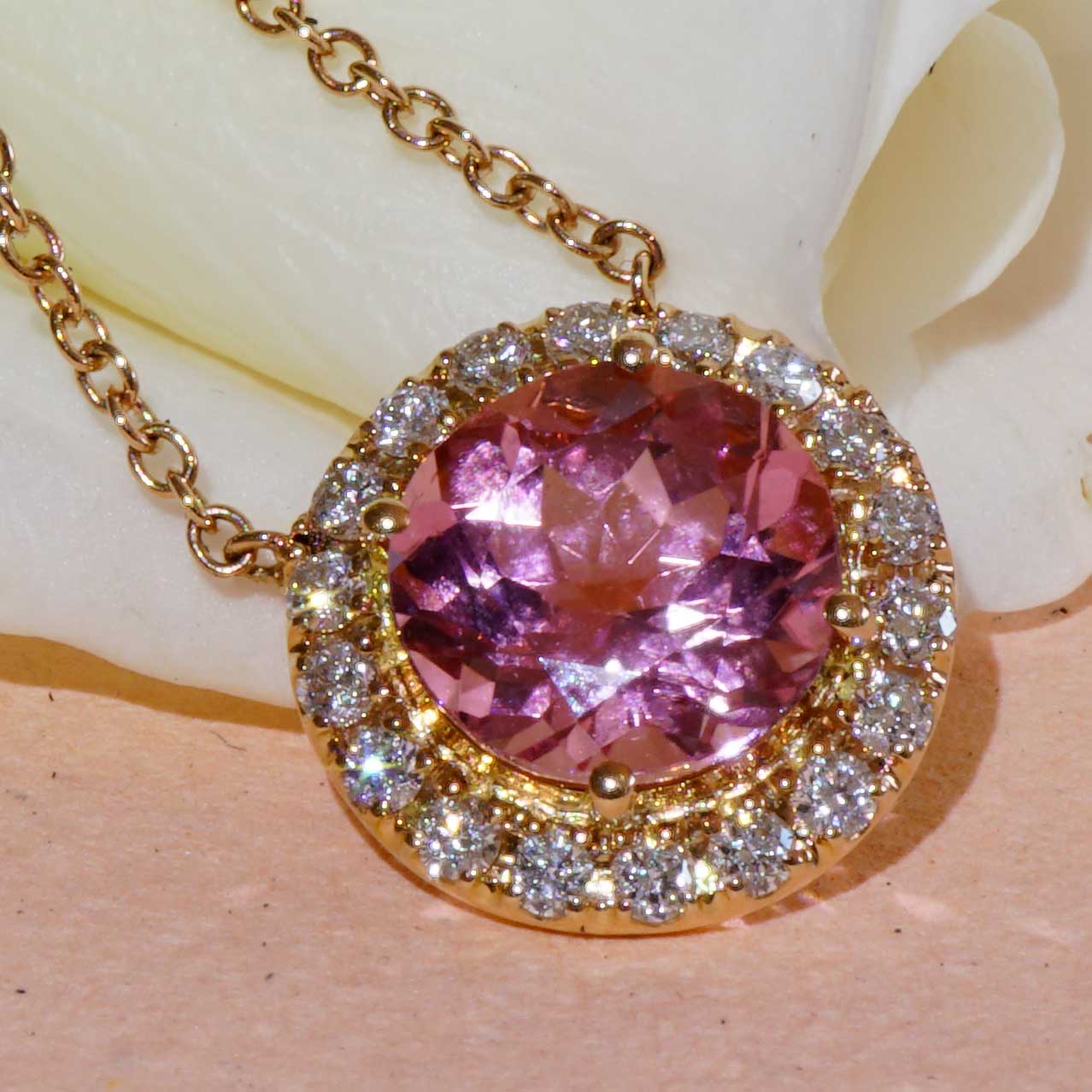 Tourmaline Brilliant Necklace 750 Rose Gold... Pink to fall in love with.... an eye-catcher and mood maker